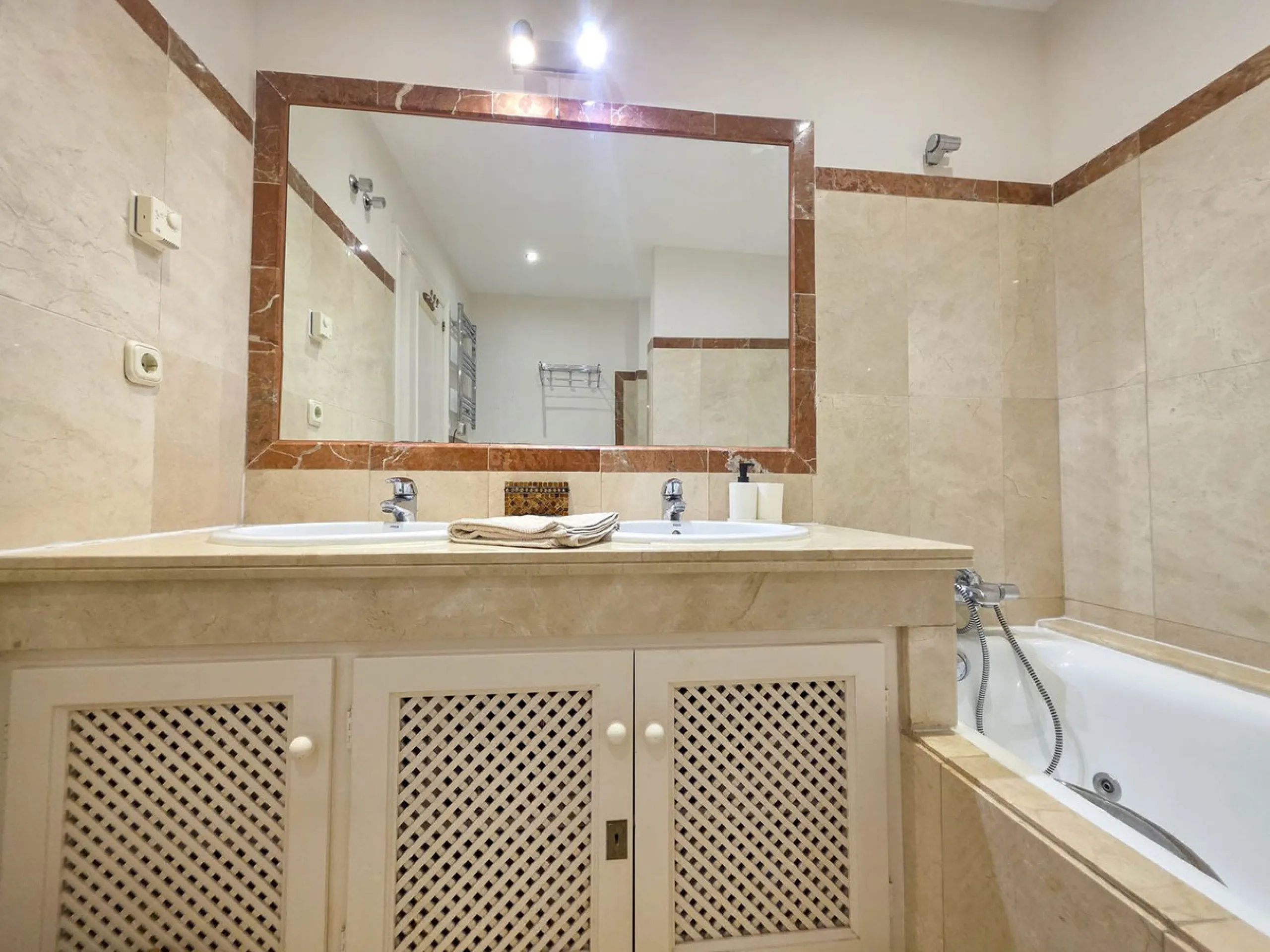 MAGNIFICENT 3-BEDROOM GROUND FLOOR APARTMENT WITH PRIVATE GARDEN ON THE BEACHFRONT