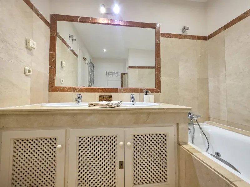 MAGNIFICENT 3-BEDROOM GROUND FLOOR APARTMENT WITH PRIVATE GARDEN ON THE BEACHFRONT