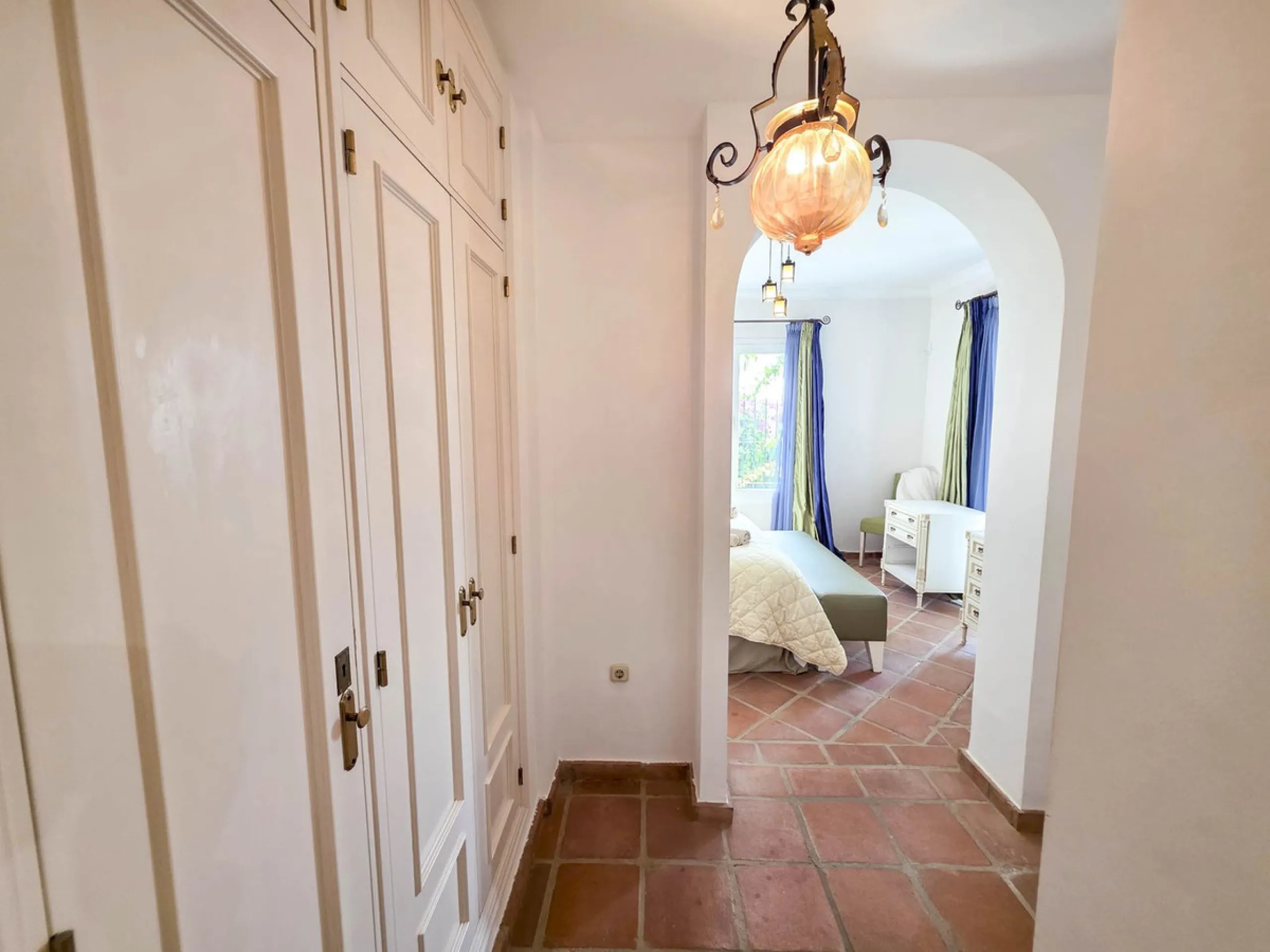 MAGNIFICENT 3-BEDROOM GROUND FLOOR APARTMENT WITH PRIVATE GARDEN ON THE BEACHFRONT