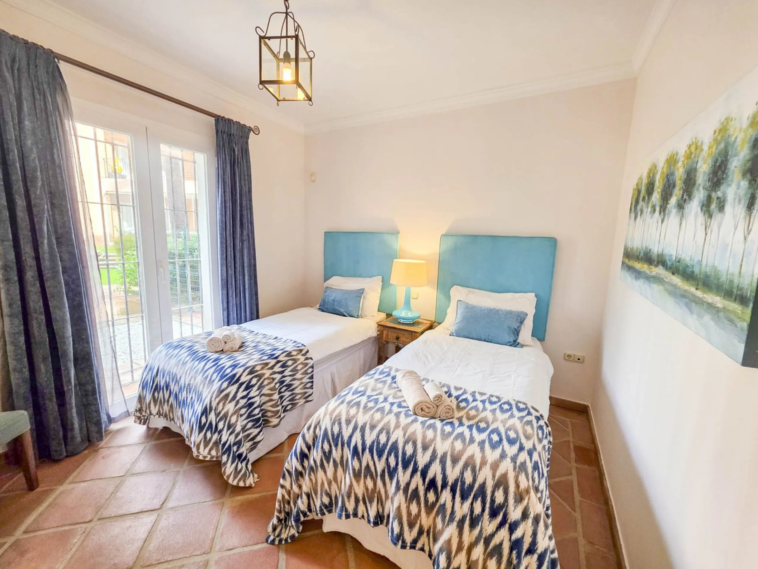 MAGNIFICENT 3-BEDROOM GROUND FLOOR APARTMENT WITH PRIVATE GARDEN ON THE BEACHFRONT