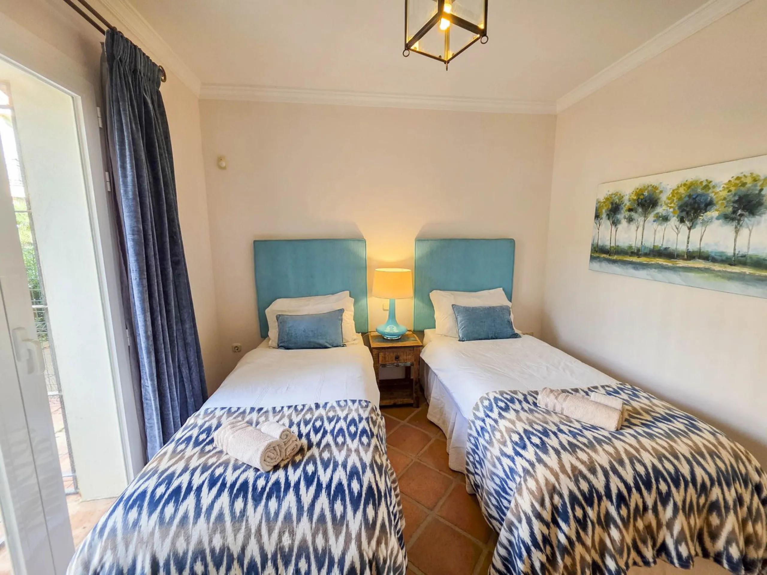 MAGNIFICENT 3-BEDROOM GROUND FLOOR APARTMENT WITH PRIVATE GARDEN ON THE BEACHFRONT