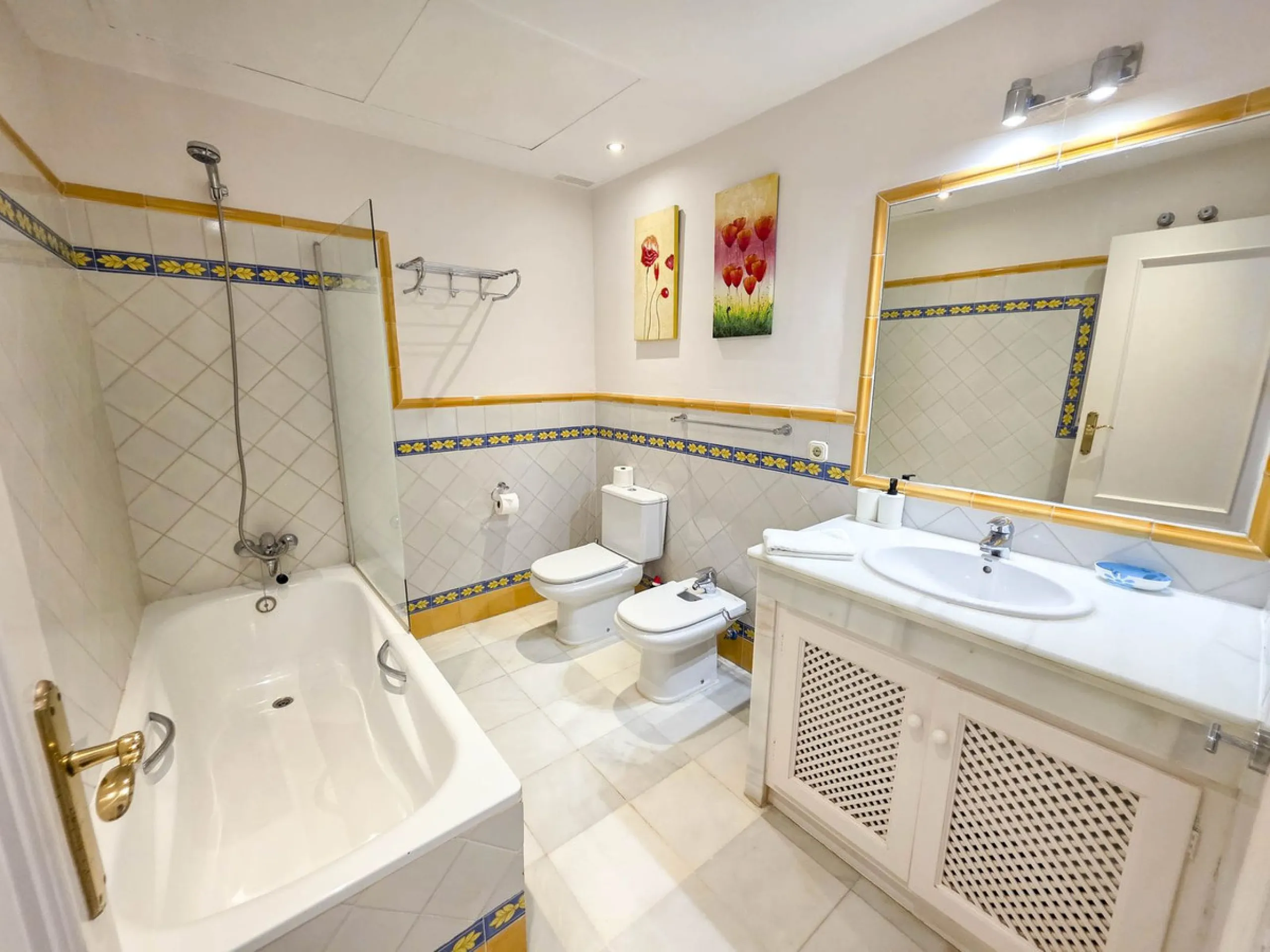 MAGNIFICENT 3-BEDROOM GROUND FLOOR APARTMENT WITH PRIVATE GARDEN ON THE BEACHFRONT