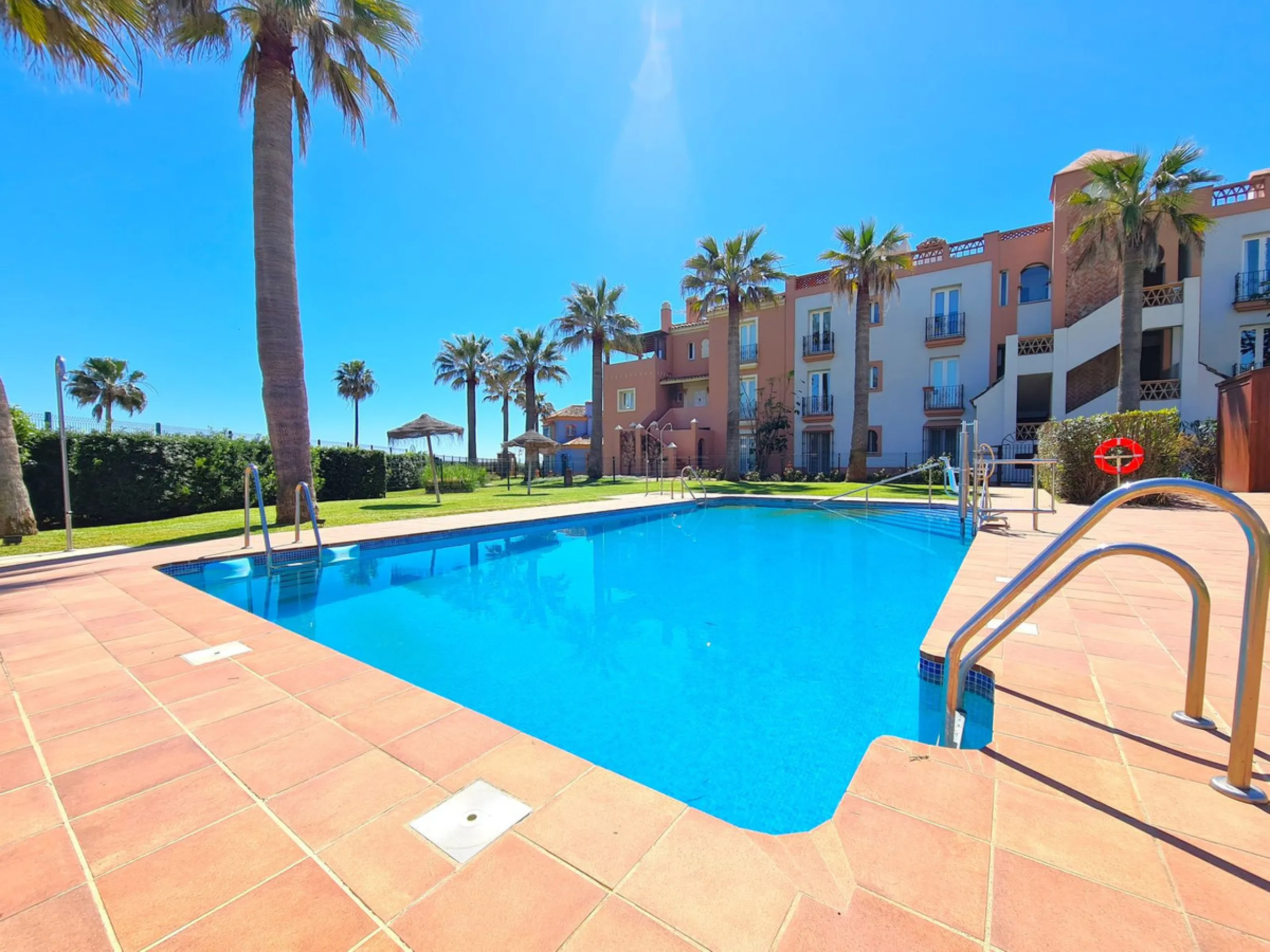 MAGNIFICENT 3-BEDROOM GROUND FLOOR APARTMENT WITH PRIVATE GARDEN ON THE BEACHFRONT