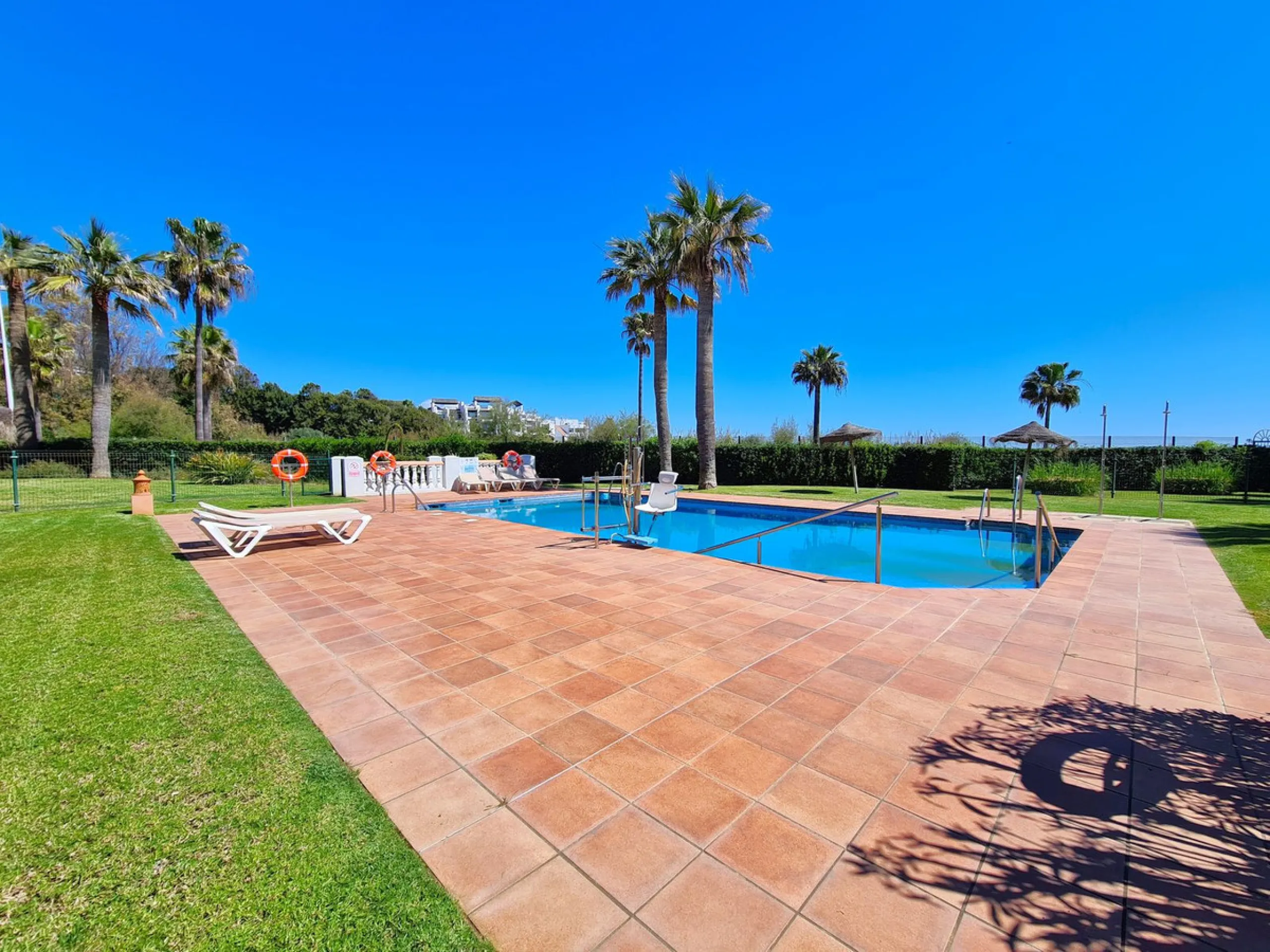 MAGNIFICENT 3-BEDROOM GROUND FLOOR APARTMENT WITH PRIVATE GARDEN ON THE BEACHFRONT