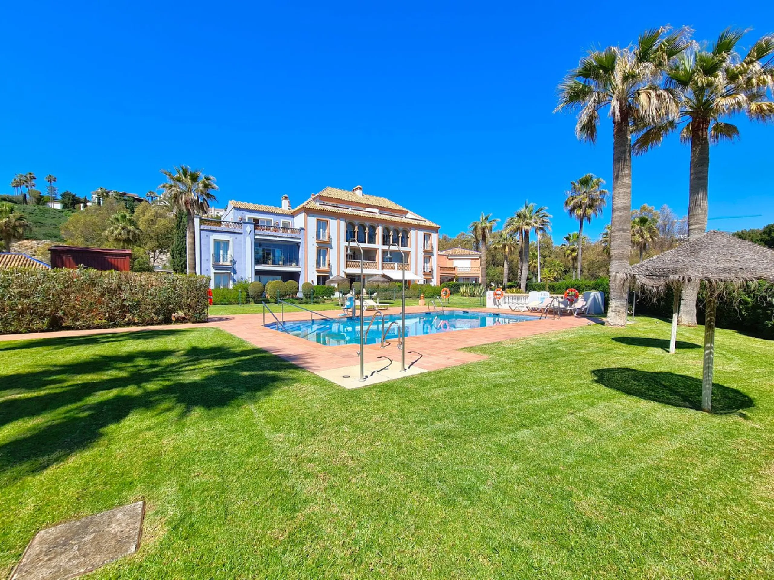 MAGNIFICENT 3-BEDROOM GROUND FLOOR APARTMENT WITH PRIVATE GARDEN ON THE BEACHFRONT