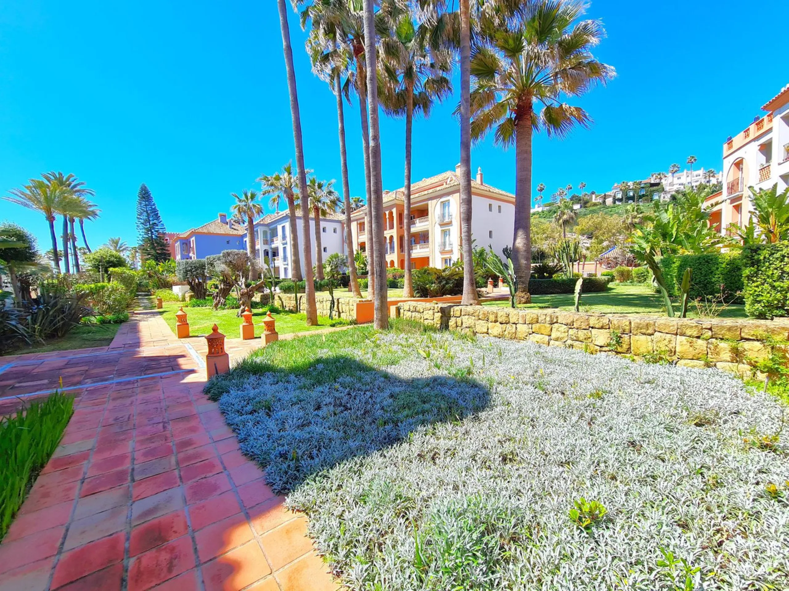 MAGNIFICENT 3-BEDROOM GROUND FLOOR APARTMENT WITH PRIVATE GARDEN ON THE BEACHFRONT
