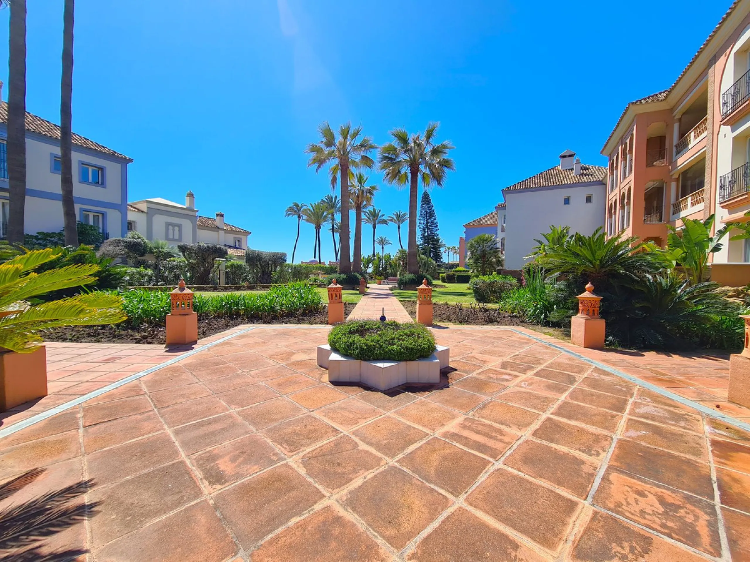 MAGNIFICENT 3-BEDROOM GROUND FLOOR APARTMENT WITH PRIVATE GARDEN ON THE BEACHFRONT