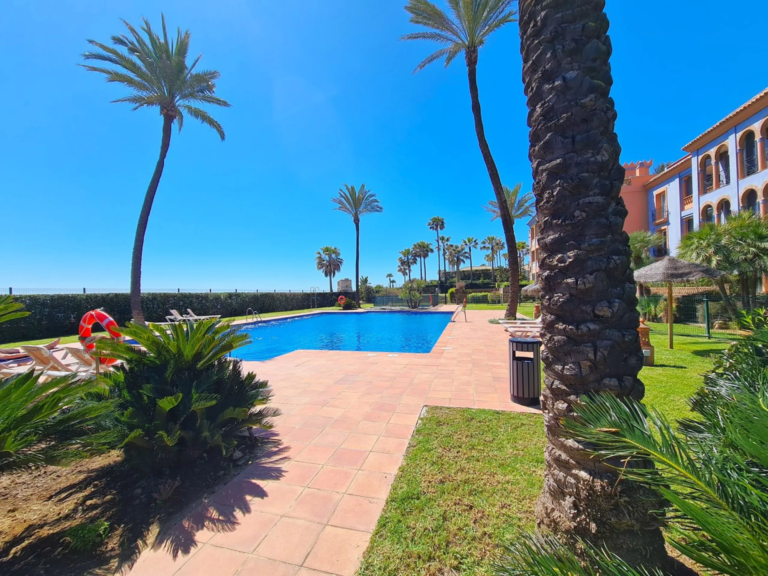 MAGNIFICENT 3-BEDROOM GROUND FLOOR APARTMENT WITH PRIVATE GARDEN ON THE BEACHFRONT