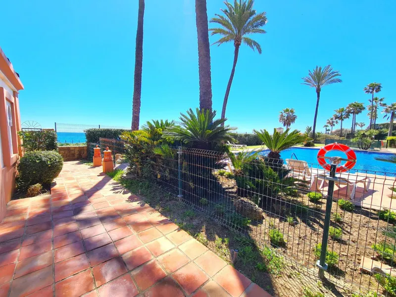 MAGNIFICENT 3-BEDROOM GROUND FLOOR APARTMENT WITH PRIVATE GARDEN ON THE BEACHFRONT