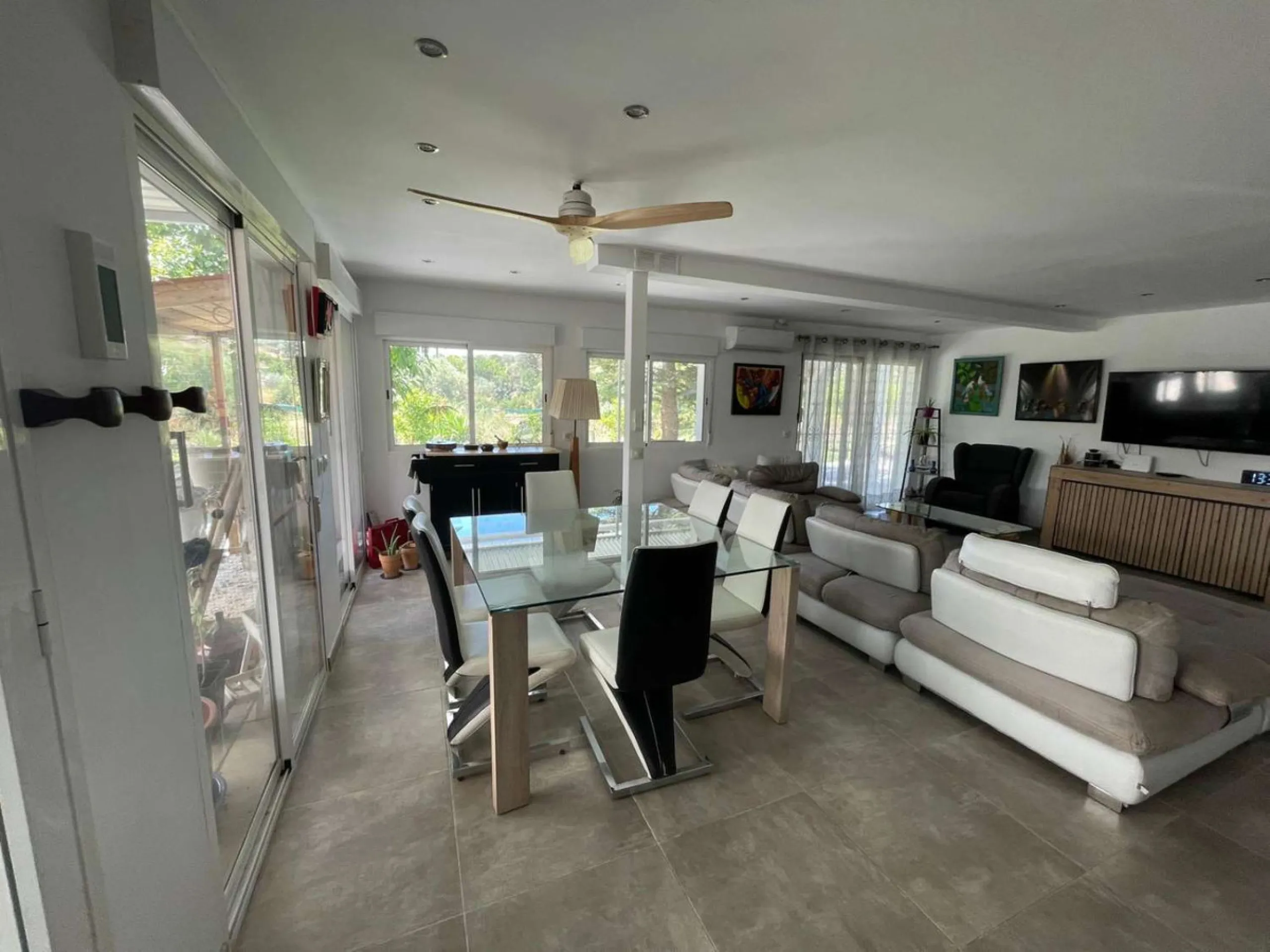 House - Detached Villa в продаже в Alhaurín el Grande, Málaga. В доме 5 спален и 4 ванных комнат. Площадь дома 300 м². Площадь участка 1100 м²