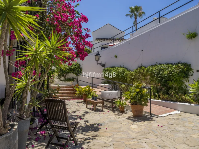 Nestled in the heart of the sought-after El Naranjal urbanisation, this delightful townhouse blends traditional Andalusian character with modern comfort. Located within a secure gated community renowned for its cobbled streets, picturesque patios, and vib
