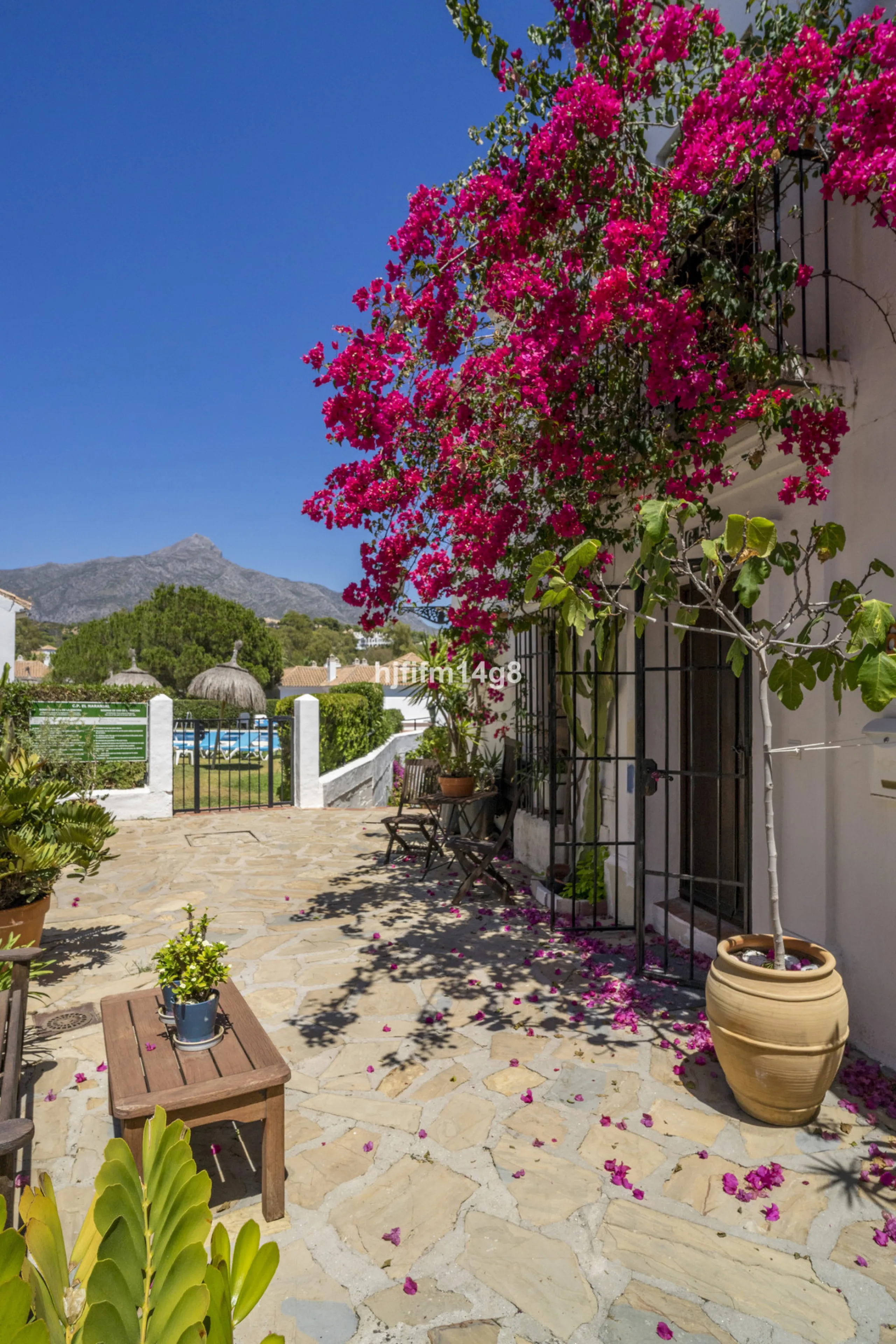 Nestled in the heart of the sought-after El Naranjal urbanisation, this delightful townhouse blends traditional Andalusian character with modern comfort. Located within a secure gated community renowned for its cobbled streets, picturesque patios, and vib