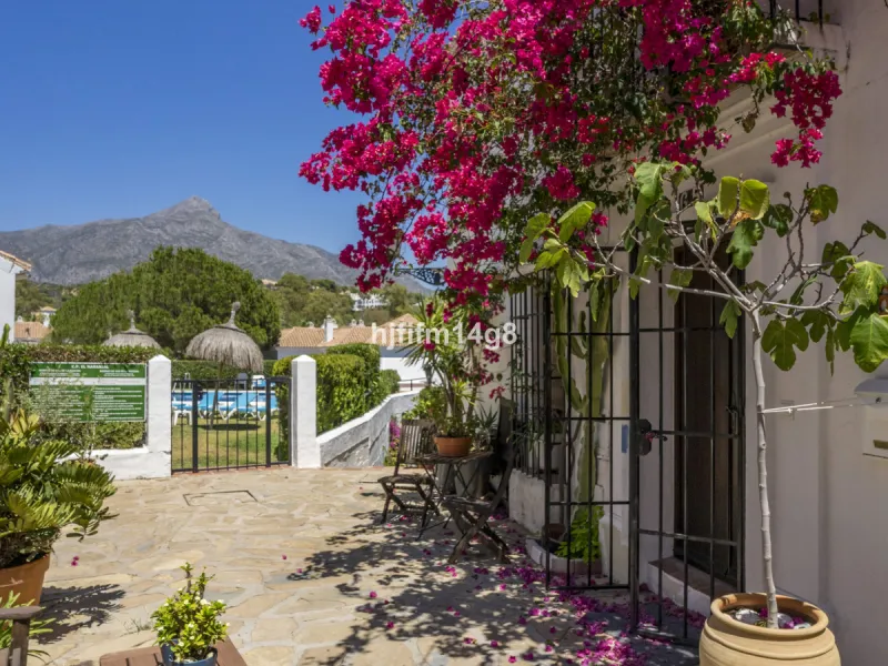 Nestled in the heart of the sought-after El Naranjal urbanisation, this delightful townhouse blends traditional Andalusian character with modern comfort. Located within a secure gated community renowned for its cobbled streets, picturesque patios, and vib