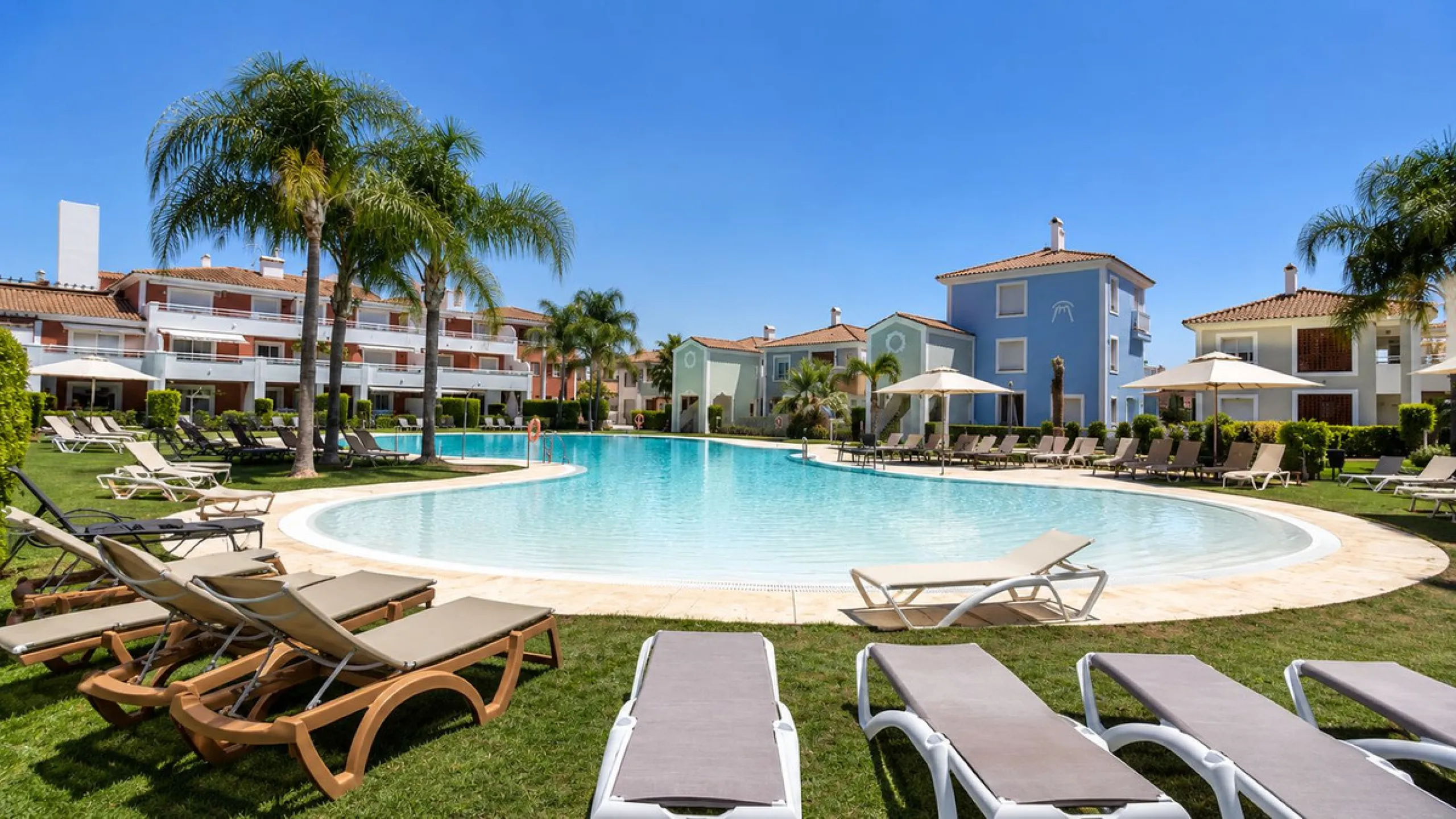 Ground Floor Apartment with Private Garden in Cortijo del Mar – El Paraíso, Estepona