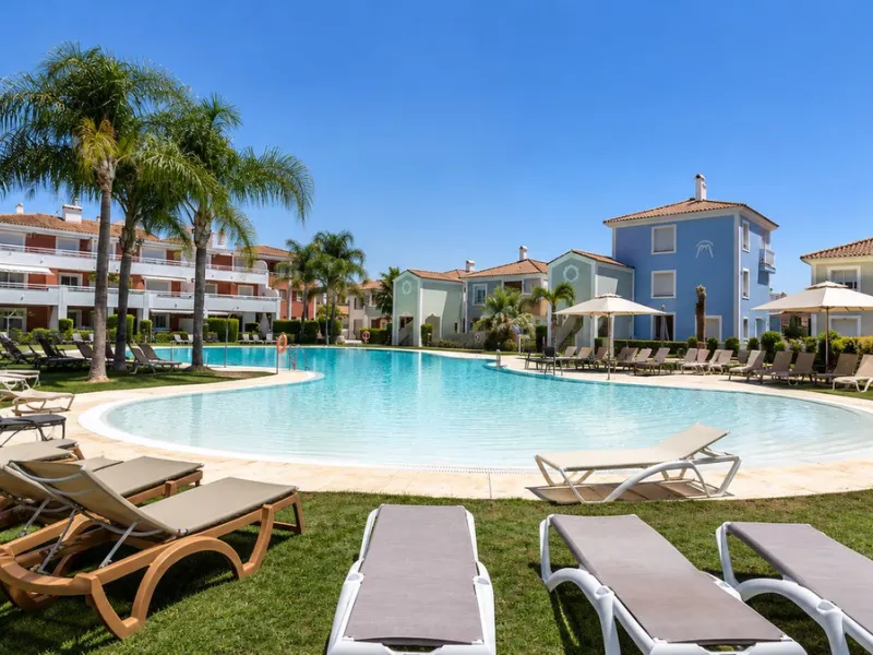 Ground Floor Apartment with Private Garden in Cortijo del Mar – El Paraíso, Estepona