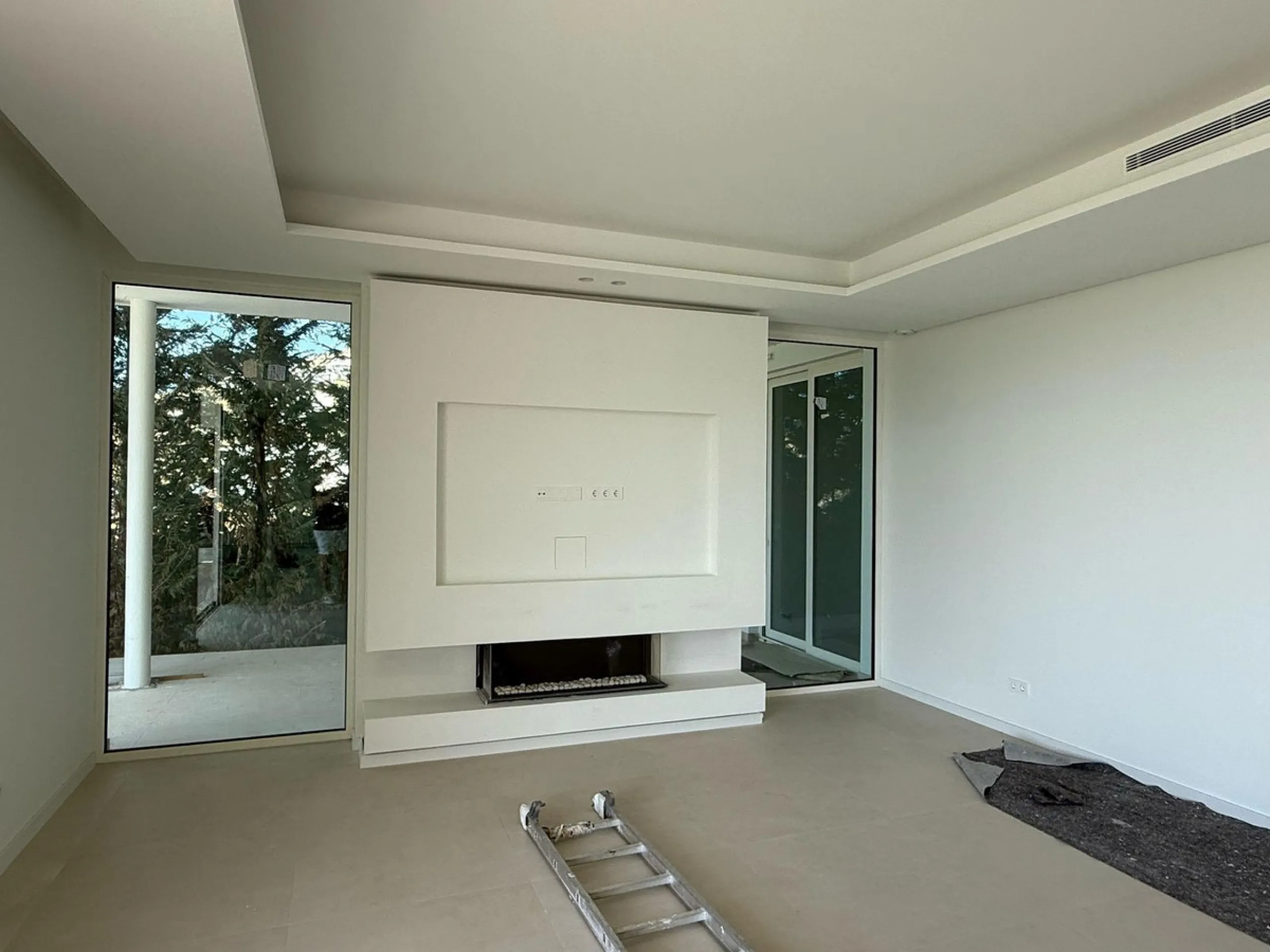 An exceptional 5+1 bedroom modern mansion for sale within a premium gated resort community in Marbella. Owners of this property will enjoy unlimited access to a purpose built owners clubhouse with indoor pool, spa, gym, lounge and restaurant - open for br