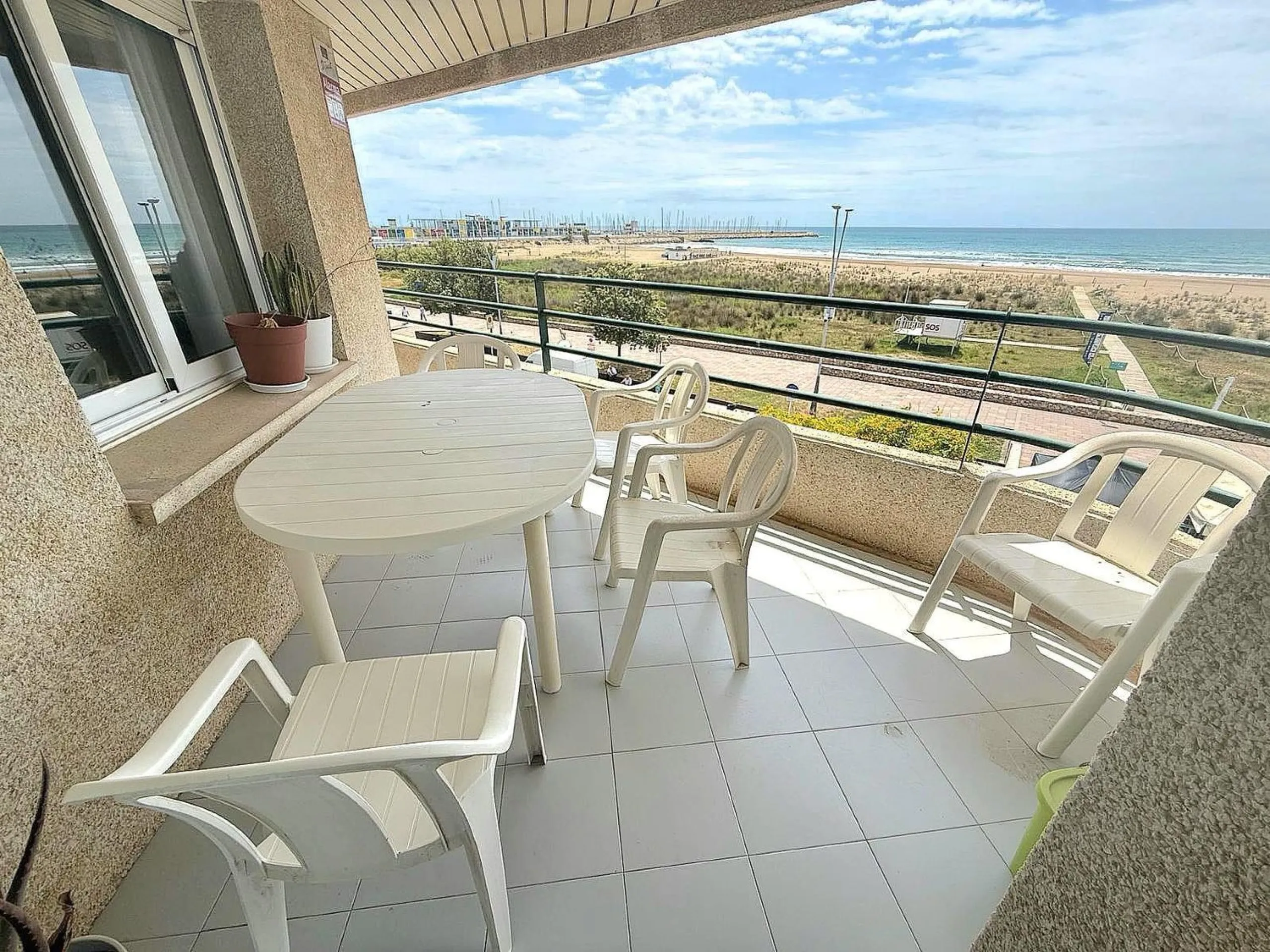 Exclusivo apartamento reformado en primera línea de mar en Calafell