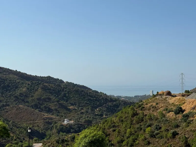 An exceptional 5+1 bedroom modern mansion for sale within a premium gated resort community in Marbella. Owners of this property will enjoy unlimited access to a purpose built owners clubhouse with indoor pool, spa, gym, lounge and restaurant - open for br