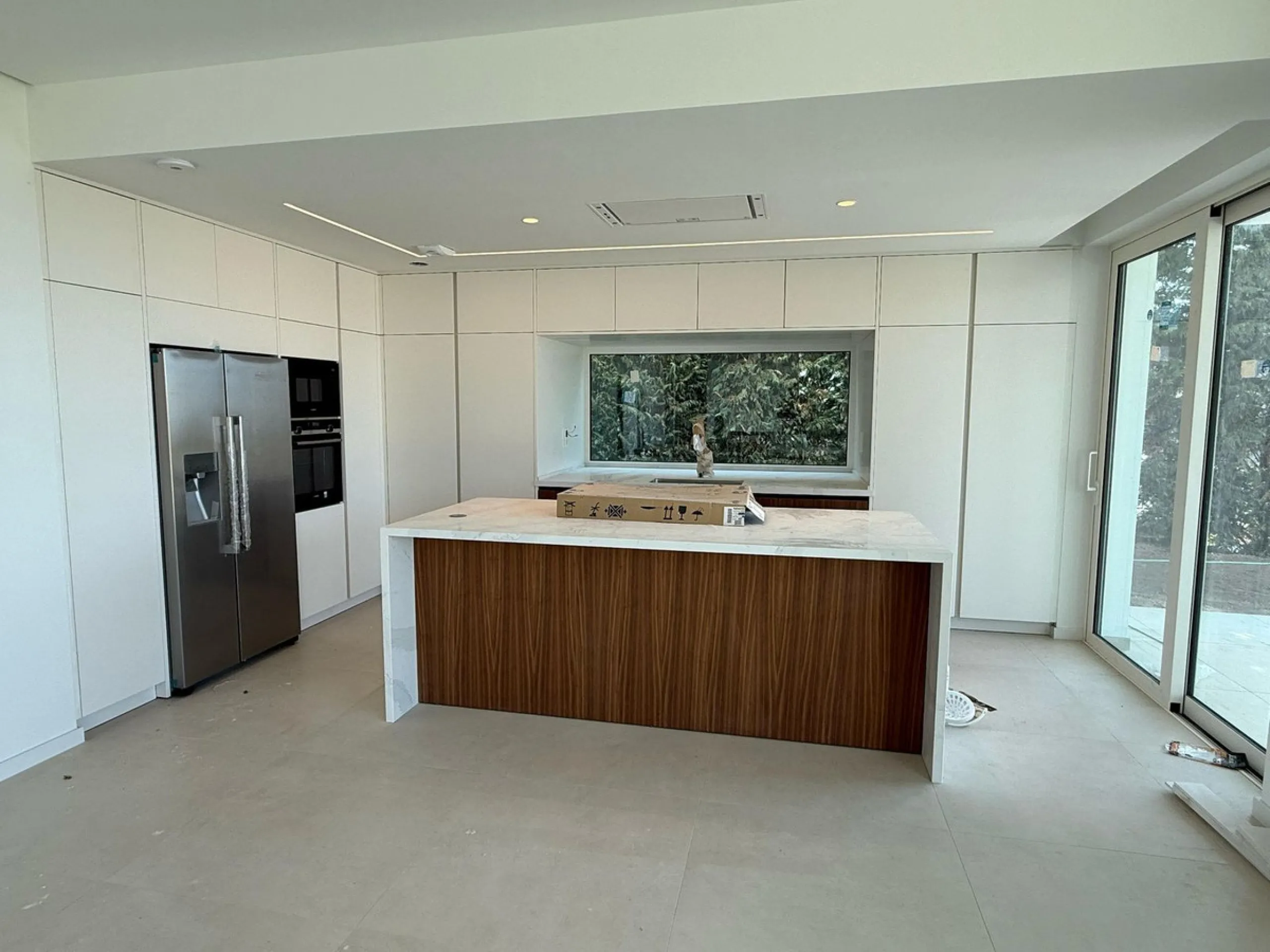 An exceptional 5+1 bedroom modern mansion for sale within a premium gated resort community in Marbella. Owners of this property will enjoy unlimited access to a purpose built owners clubhouse with indoor pool, spa, gym, lounge and restaurant - open for br