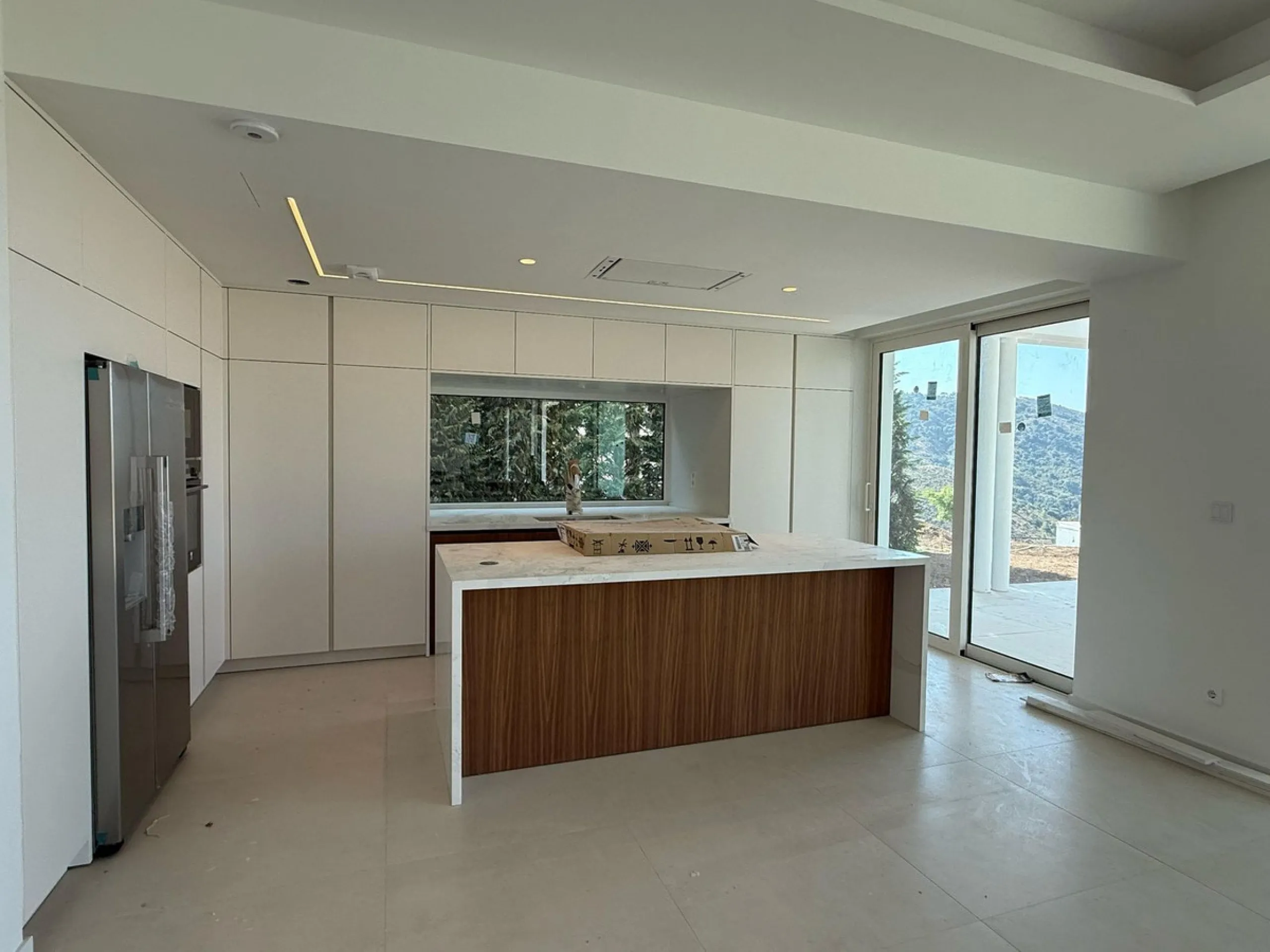 An exceptional 5+1 bedroom modern mansion for sale within a premium gated resort community in Marbella. Owners of this property will enjoy unlimited access to a purpose built owners clubhouse with indoor pool, spa, gym, lounge and restaurant - open for br