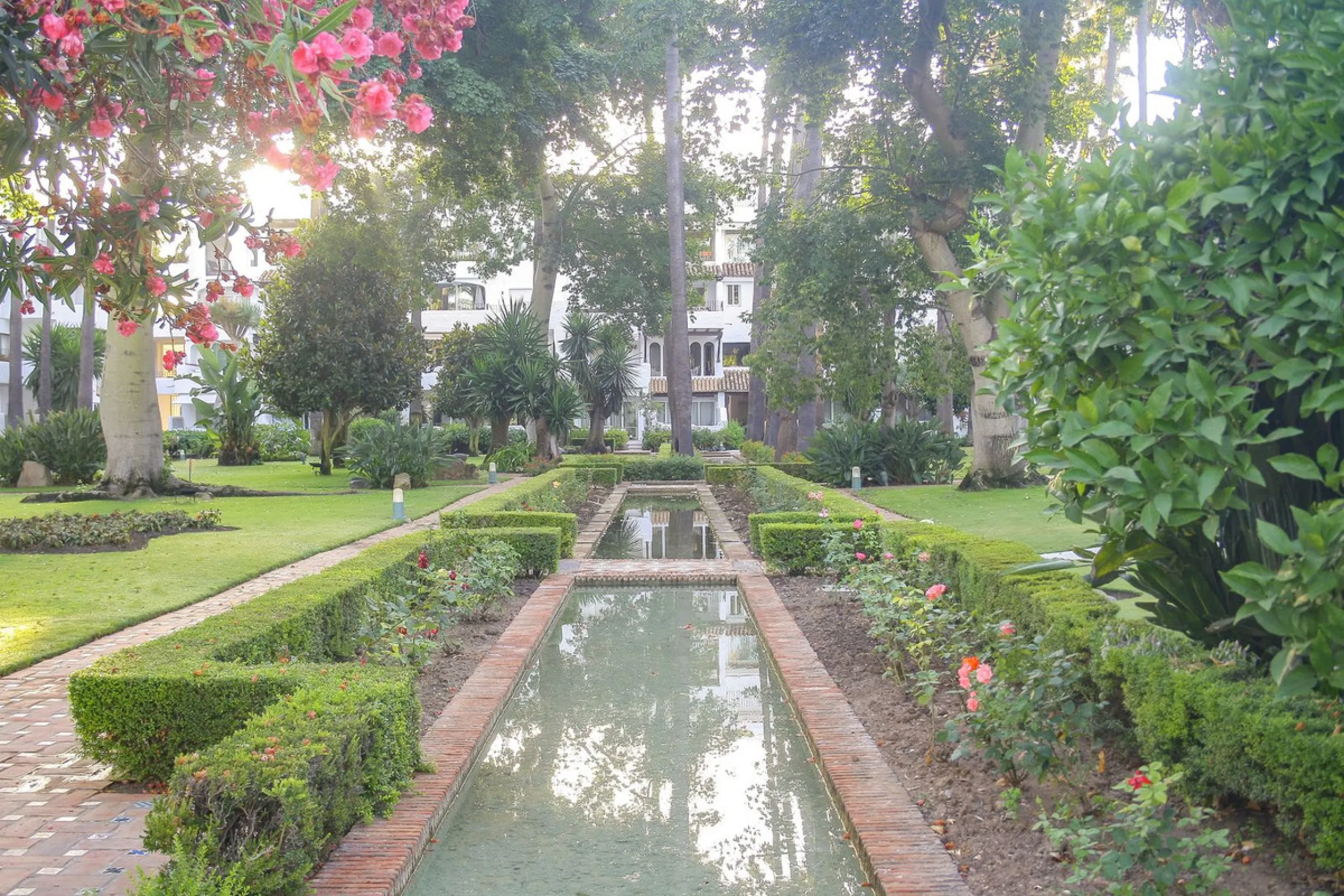 Very exclusive duplex penthouse, South facing, consisting in 3 bedrooms, 2 bathrooms, fully fitted kitchen and large lounge and dining area with access to a very nice terrace overlooking the fantastic gardens and pool area of the complex. On the upper flo
