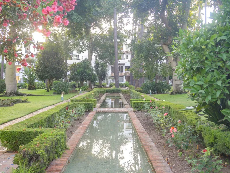 Very exclusive duplex penthouse, South facing, consisting in 3 bedrooms, 2 bathrooms, fully fitted kitchen and large lounge and dining area with access to a very nice terrace overlooking the fantastic gardens and pool area of the complex. On the upper flo