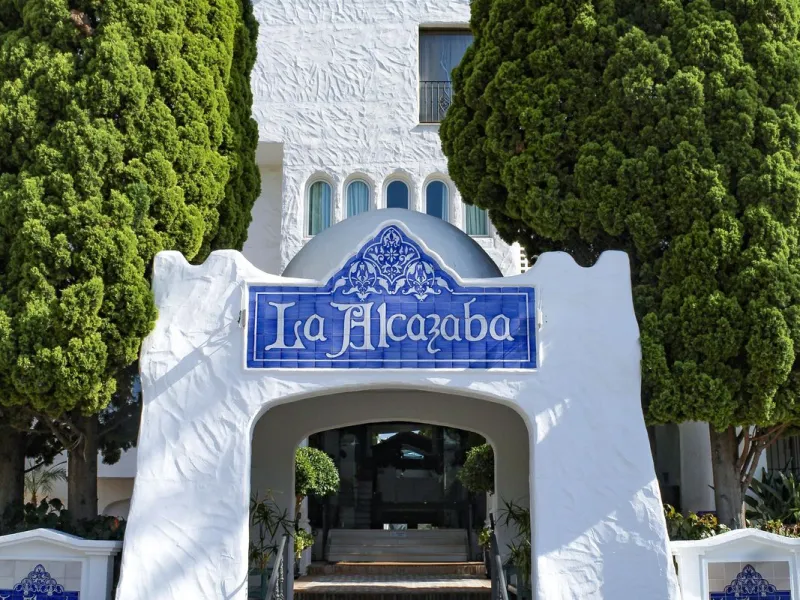 Very exclusive duplex penthouse, South facing, consisting in 3 bedrooms, 2 bathrooms, fully fitted kitchen and large lounge and dining area with access to a very nice terrace overlooking the fantastic gardens and pool area of the complex. On the upper flo