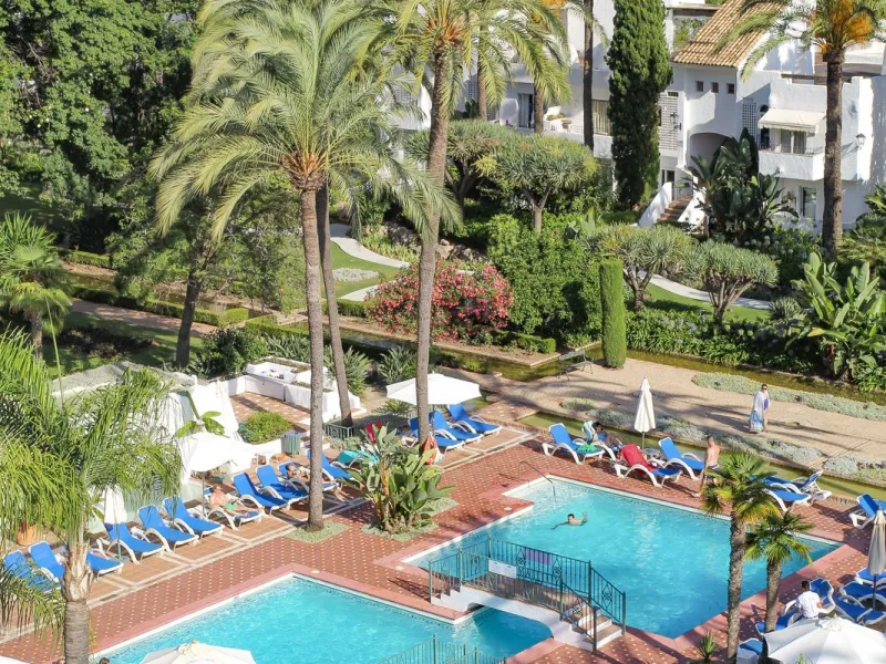 Very exclusive duplex penthouse, South facing, consisting in 3 bedrooms, 2 bathrooms, fully fitted kitchen and large lounge and dining area with access to a very nice terrace overlooking the fantastic gardens and pool area of the complex. On the upper flo
