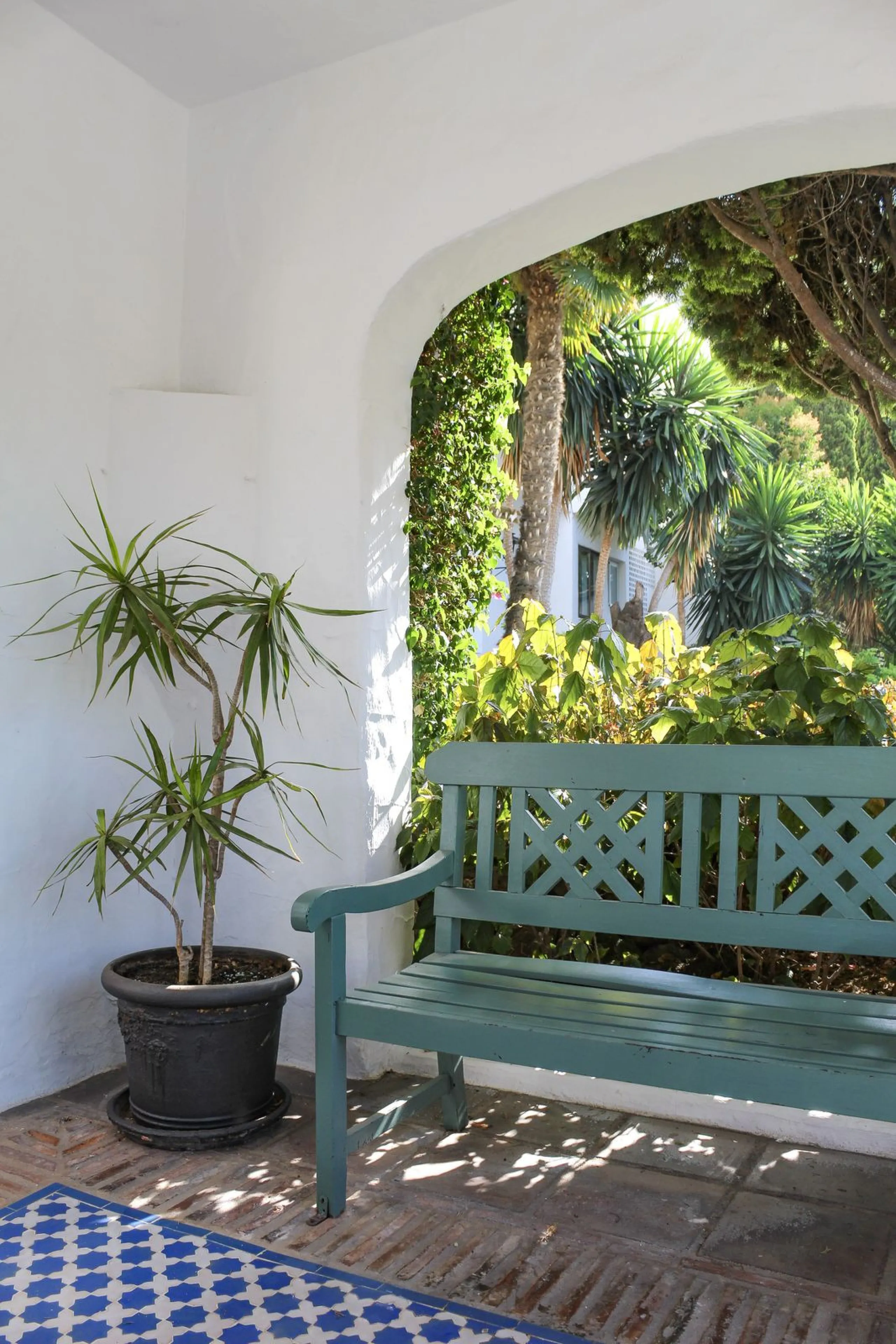 Very exclusive duplex penthouse, South facing, consisting in 3 bedrooms, 2 bathrooms, fully fitted kitchen and large lounge and dining area with access to a very nice terrace overlooking the fantastic gardens and pool area of the complex. On the upper flo
