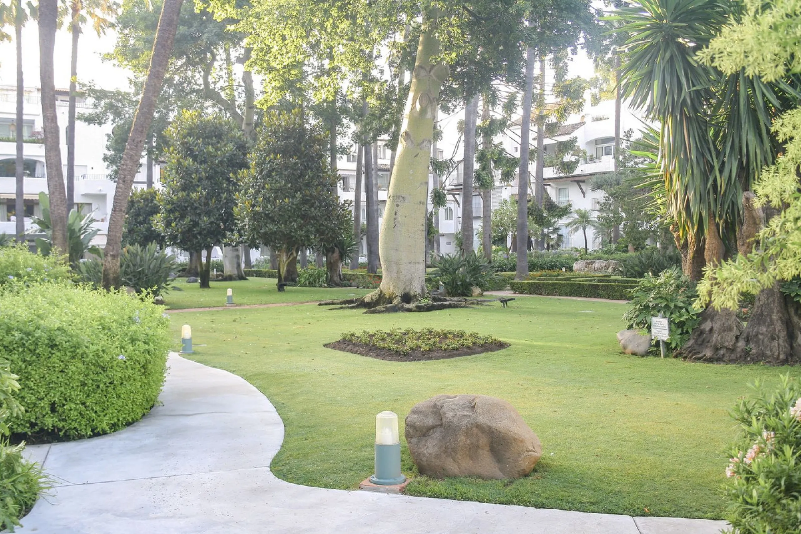 Very exclusive duplex penthouse, South facing, consisting in 3 bedrooms, 2 bathrooms, fully fitted kitchen and large lounge and dining area with access to a very nice terrace overlooking the fantastic gardens and pool area of the complex. On the upper flo