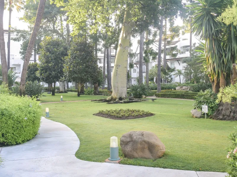 Very exclusive duplex penthouse, South facing, consisting in 3 bedrooms, 2 bathrooms, fully fitted kitchen and large lounge and dining area with access to a very nice terrace overlooking the fantastic gardens and pool area of the complex. On the upper flo