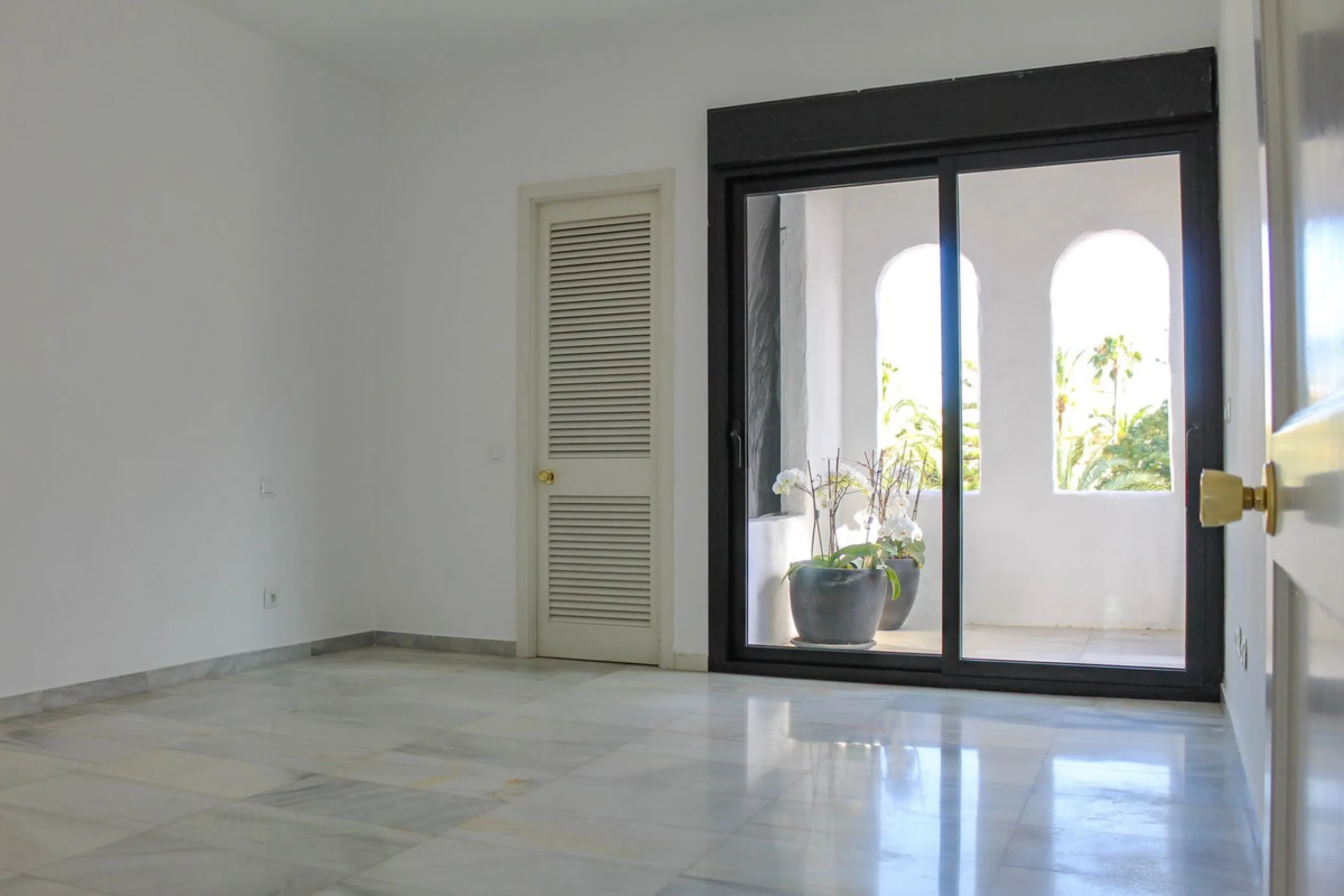Very exclusive duplex penthouse, South facing, consisting in 3 bedrooms, 2 bathrooms, fully fitted kitchen and large lounge and dining area with access to a very nice terrace overlooking the fantastic gardens and pool area of the complex. On the upper flo