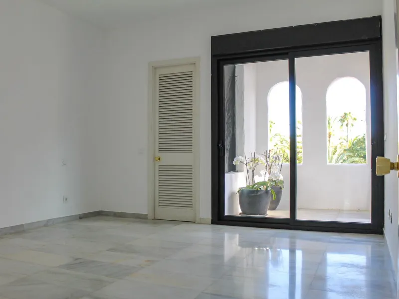 Very exclusive duplex penthouse, South facing, consisting in 3 bedrooms, 2 bathrooms, fully fitted kitchen and large lounge and dining area with access to a very nice terrace overlooking the fantastic gardens and pool area of the complex. On the upper flo