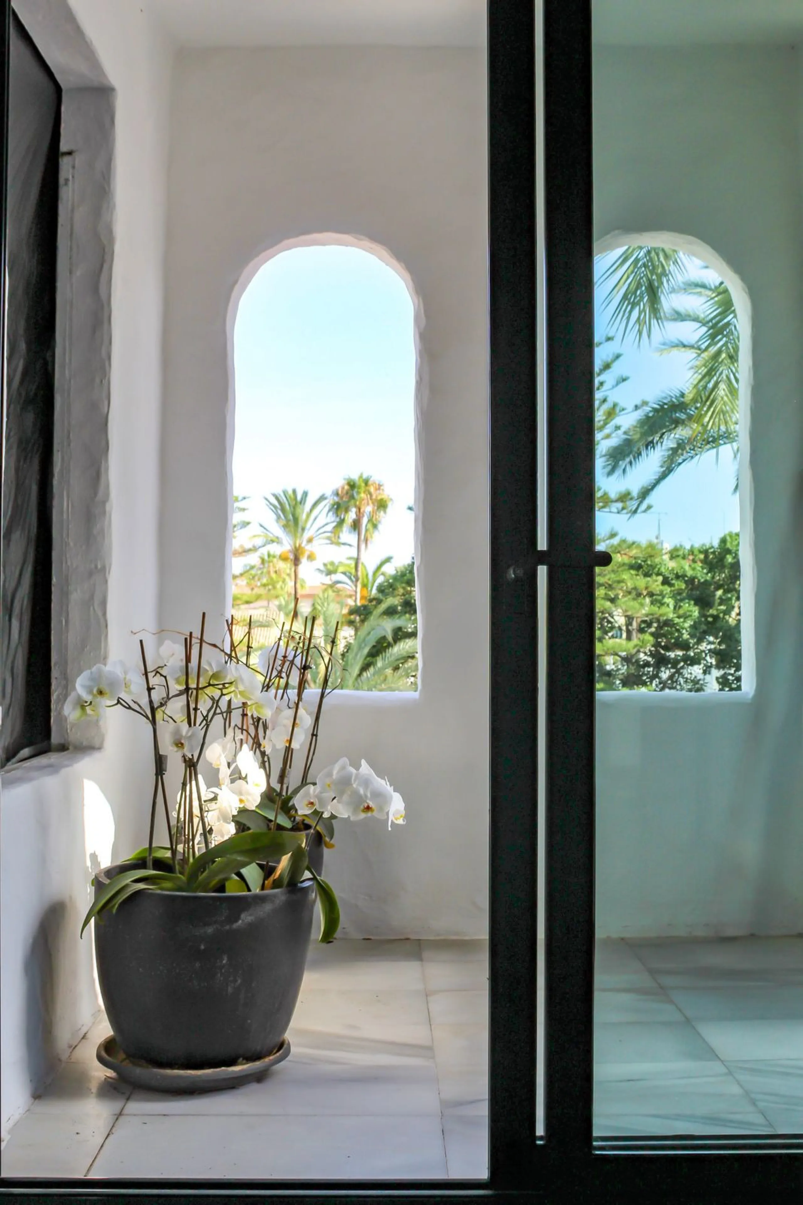 Very exclusive duplex penthouse, South facing, consisting in 3 bedrooms, 2 bathrooms, fully fitted kitchen and large lounge and dining area with access to a very nice terrace overlooking the fantastic gardens and pool area of the complex. On the upper flo