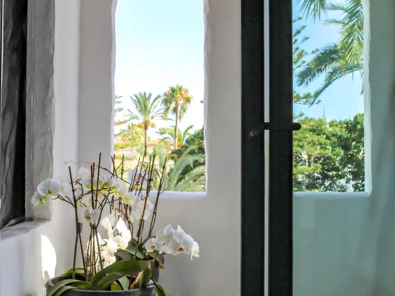 Very exclusive duplex penthouse, South facing, consisting in 3 bedrooms, 2 bathrooms, fully fitted kitchen and large lounge and dining area with access to a very nice terrace overlooking the fantastic gardens and pool area of the complex. On the upper flo
