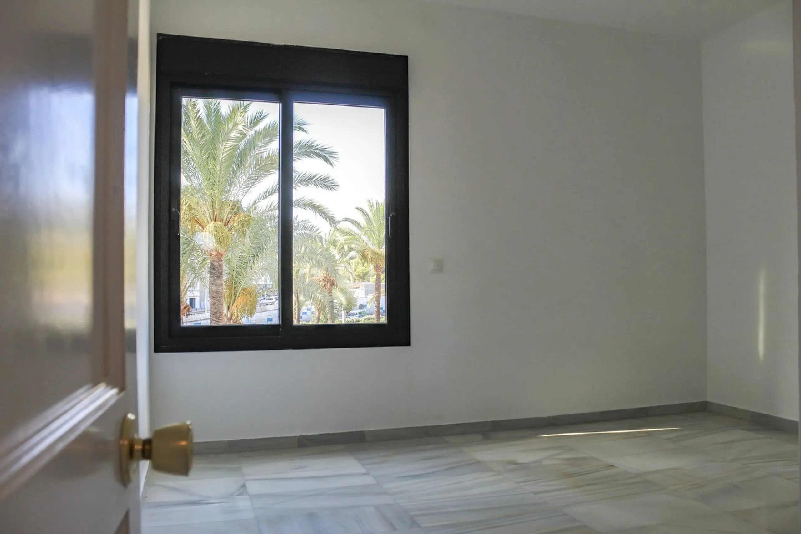 Very exclusive duplex penthouse, South facing, consisting in 3 bedrooms, 2 bathrooms, fully fitted kitchen and large lounge and dining area with access to a very nice terrace overlooking the fantastic gardens and pool area of the complex. On the upper flo
