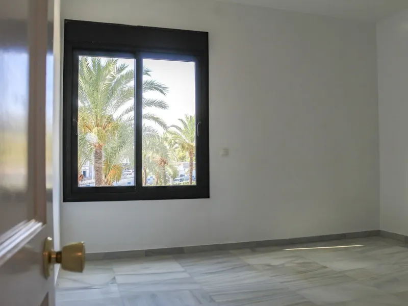 Very exclusive duplex penthouse, South facing, consisting in 3 bedrooms, 2 bathrooms, fully fitted kitchen and large lounge and dining area with access to a very nice terrace overlooking the fantastic gardens and pool area of the complex. On the upper flo
