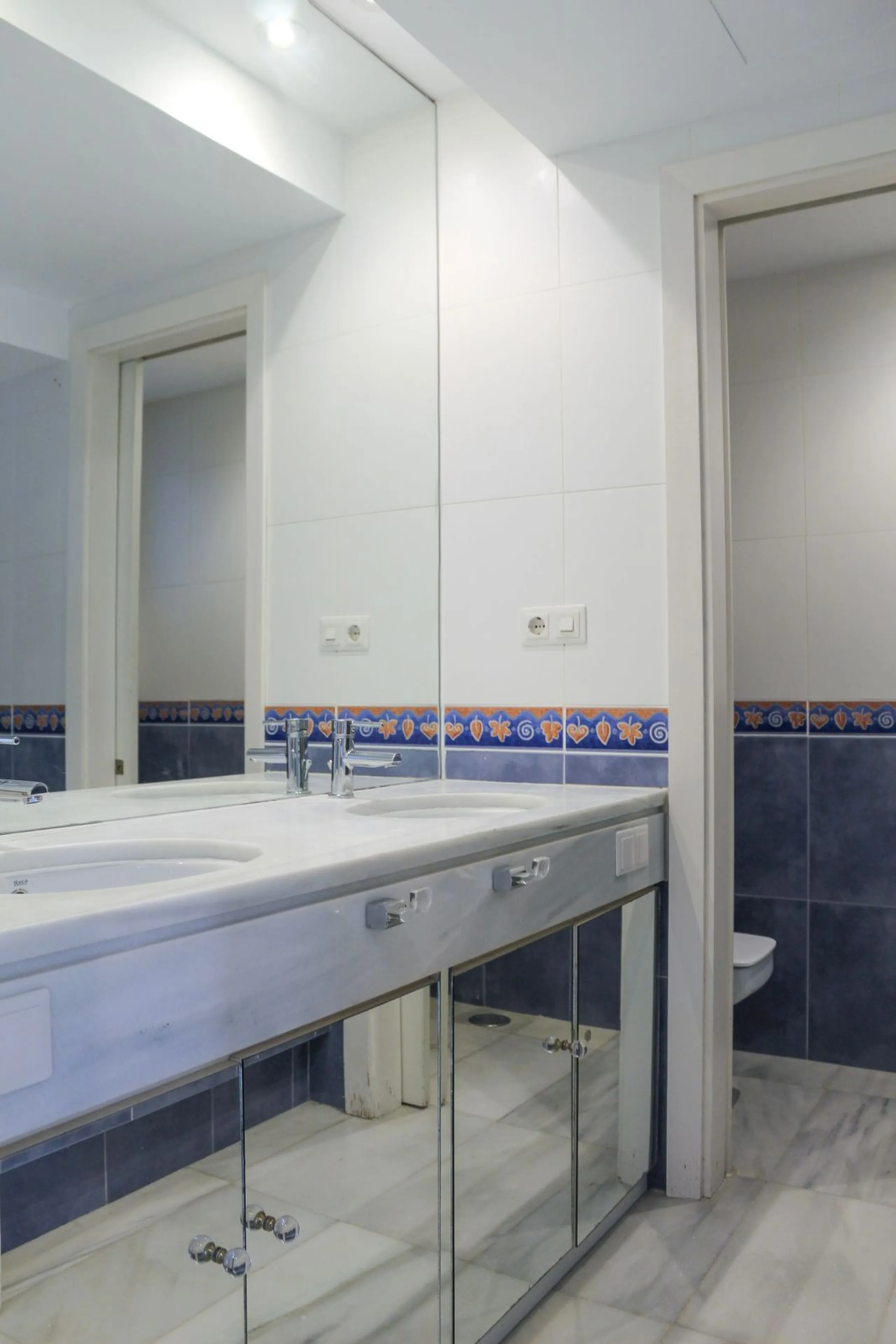Very exclusive duplex penthouse, South facing, consisting in 3 bedrooms, 2 bathrooms, fully fitted kitchen and large lounge and dining area with access to a very nice terrace overlooking the fantastic gardens and pool area of the complex. On the upper flo