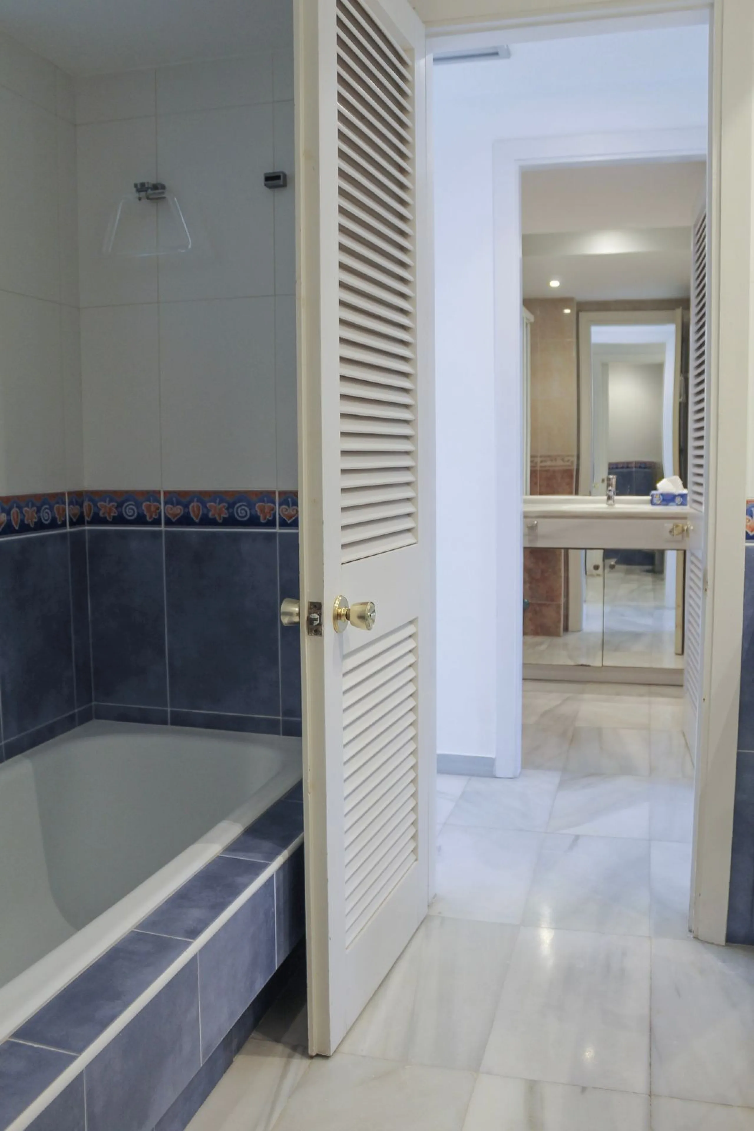 Very exclusive duplex penthouse, South facing, consisting in 3 bedrooms, 2 bathrooms, fully fitted kitchen and large lounge and dining area with access to a very nice terrace overlooking the fantastic gardens and pool area of the complex. On the upper flo