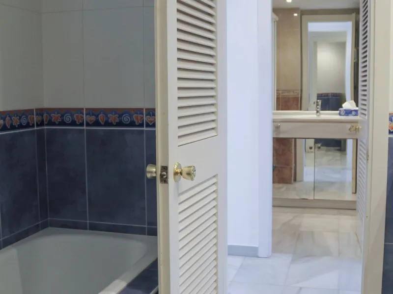 Very exclusive duplex penthouse, South facing, consisting in 3 bedrooms, 2 bathrooms, fully fitted kitchen and large lounge and dining area with access to a very nice terrace overlooking the fantastic gardens and pool area of the complex. On the upper flo