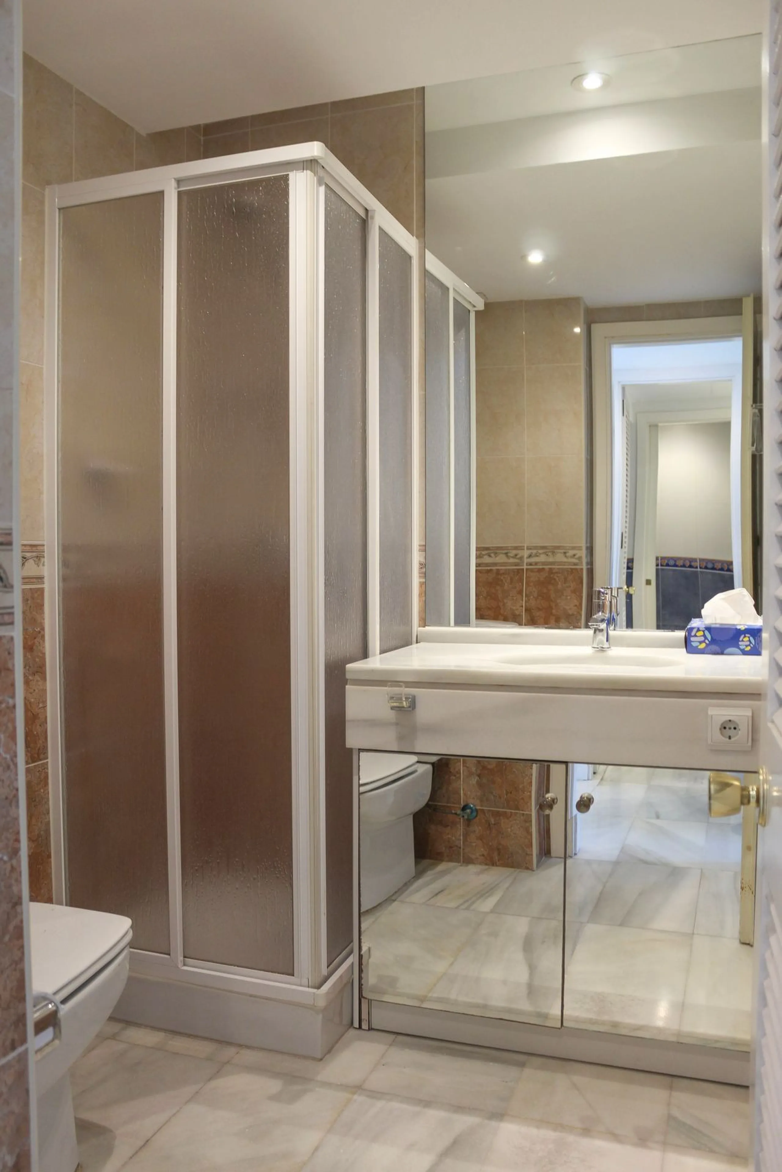 Very exclusive duplex penthouse, South facing, consisting in 3 bedrooms, 2 bathrooms, fully fitted kitchen and large lounge and dining area with access to a very nice terrace overlooking the fantastic gardens and pool area of the complex. On the upper flo