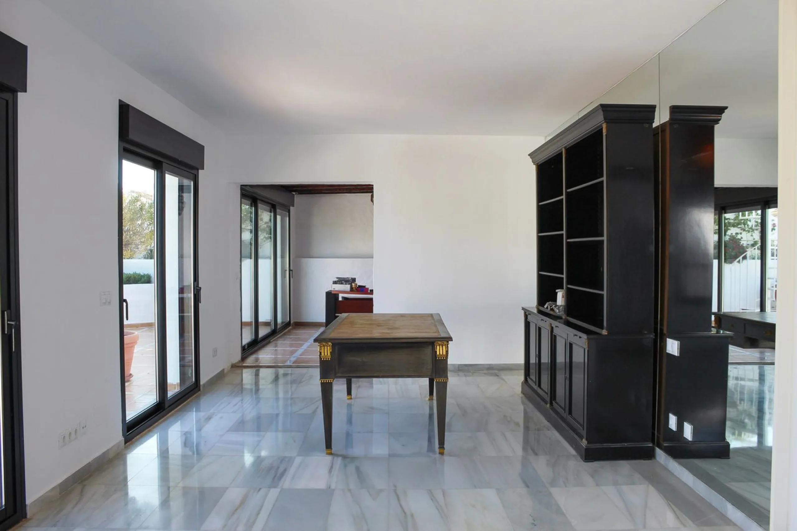Very exclusive duplex penthouse, South facing, consisting in 3 bedrooms, 2 bathrooms, fully fitted kitchen and large lounge and dining area with access to a very nice terrace overlooking the fantastic gardens and pool area of the complex. On the upper flo