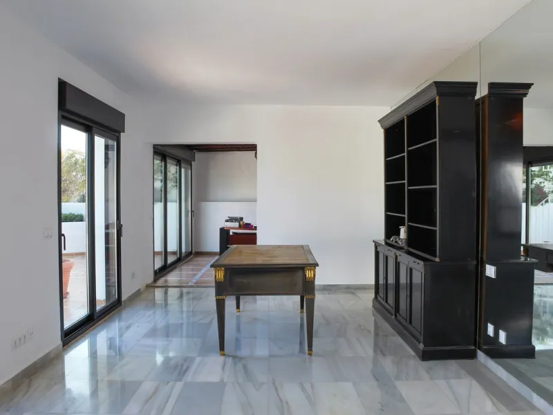 Very exclusive duplex penthouse, South facing, consisting in 3 bedrooms, 2 bathrooms, fully fitted kitchen and large lounge and dining area with access to a very nice terrace overlooking the fantastic gardens and pool area of the complex. On the upper flo