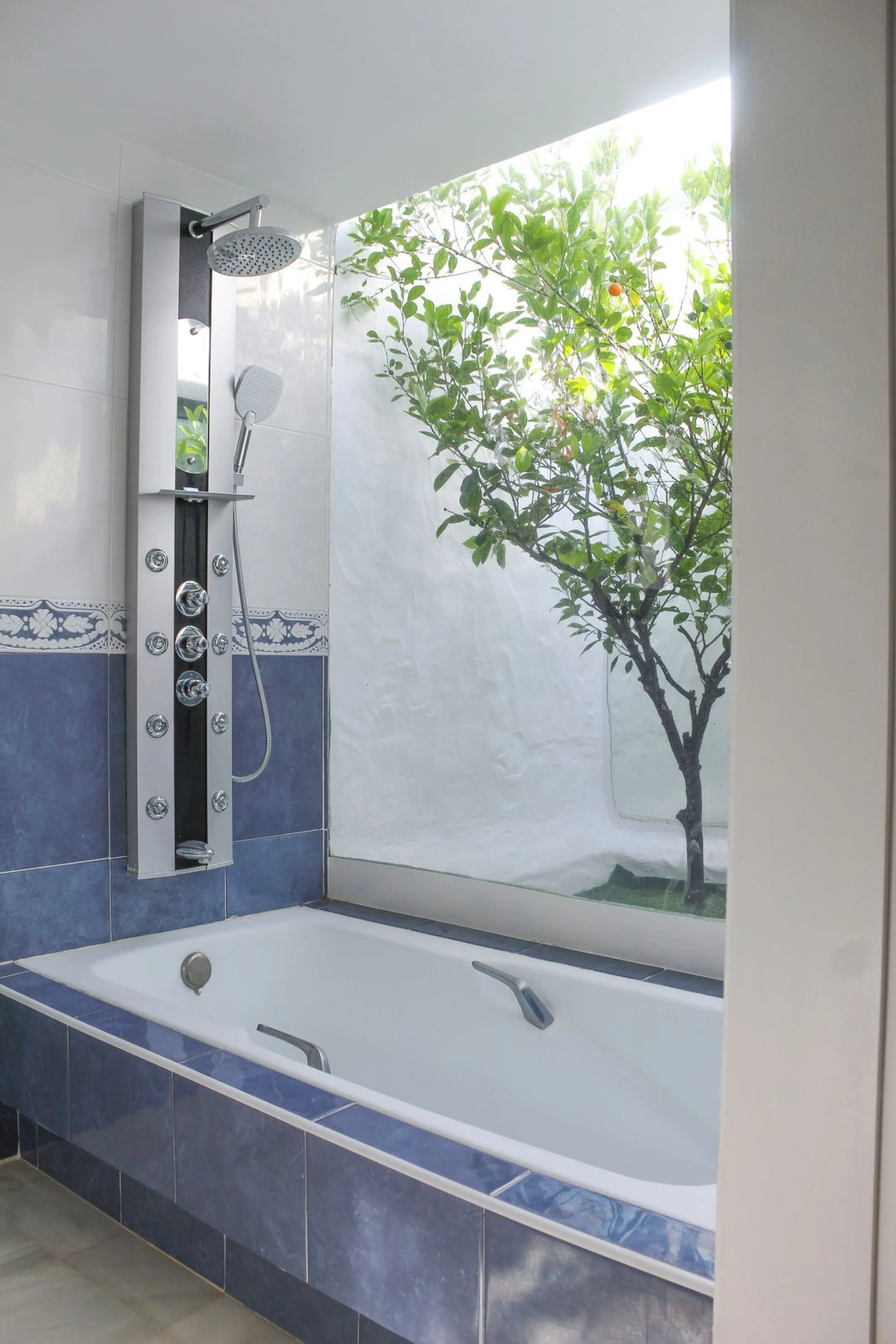 Very exclusive duplex penthouse, South facing, consisting in 3 bedrooms, 2 bathrooms, fully fitted kitchen and large lounge and dining area with access to a very nice terrace overlooking the fantastic gardens and pool area of the complex. On the upper flo