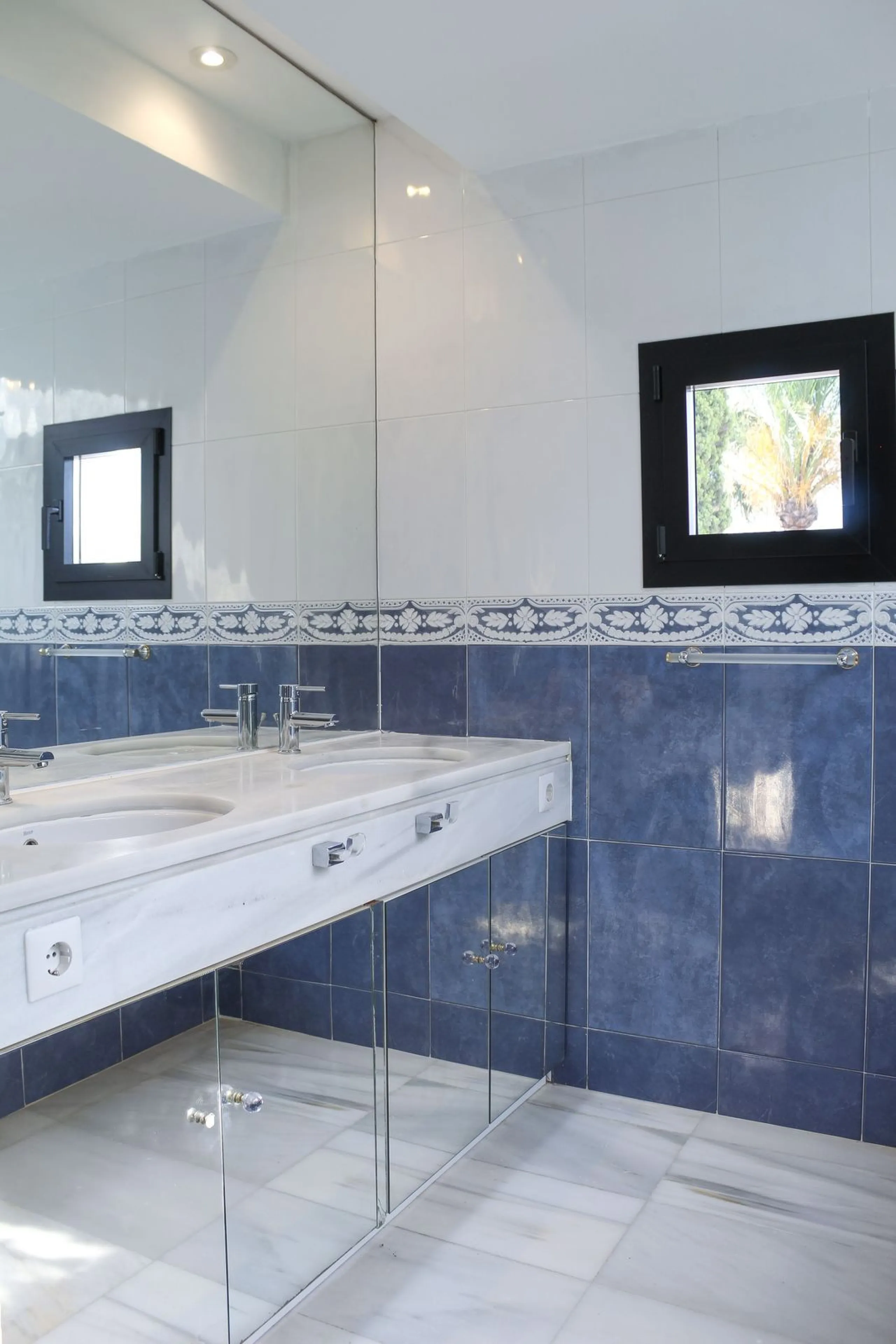 Very exclusive duplex penthouse, South facing, consisting in 3 bedrooms, 2 bathrooms, fully fitted kitchen and large lounge and dining area with access to a very nice terrace overlooking the fantastic gardens and pool area of the complex. On the upper flo