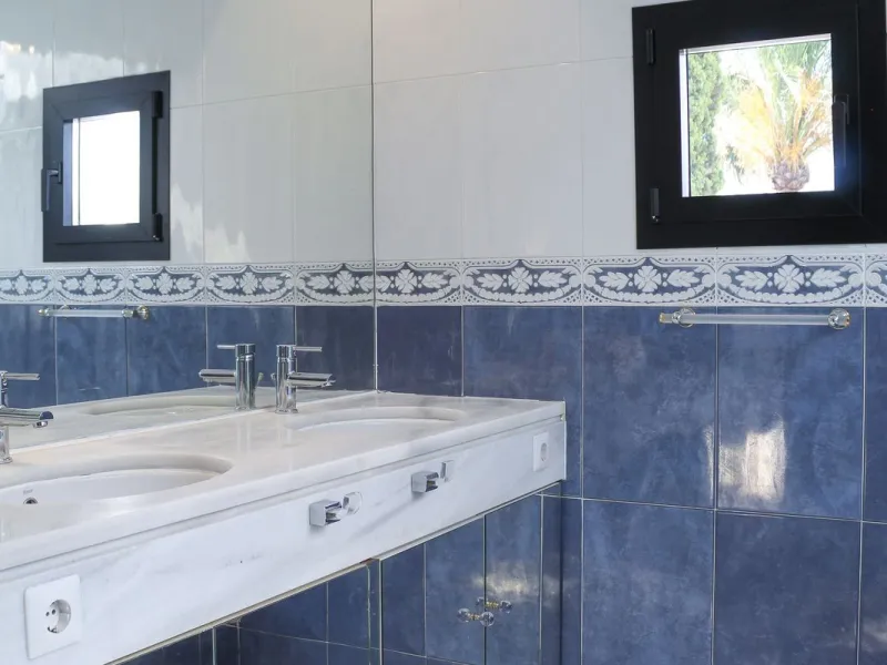 Very exclusive duplex penthouse, South facing, consisting in 3 bedrooms, 2 bathrooms, fully fitted kitchen and large lounge and dining area with access to a very nice terrace overlooking the fantastic gardens and pool area of the complex. On the upper flo