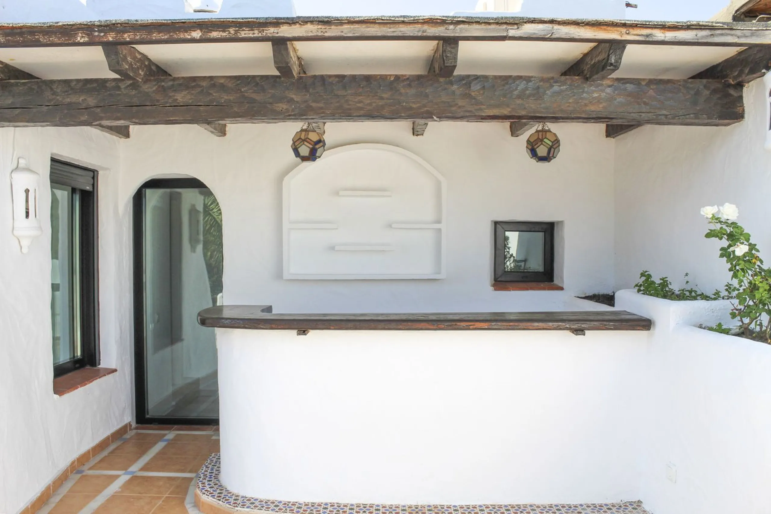 Very exclusive duplex penthouse, South facing, consisting in 3 bedrooms, 2 bathrooms, fully fitted kitchen and large lounge and dining area with access to a very nice terrace overlooking the fantastic gardens and pool area of the complex. On the upper flo
