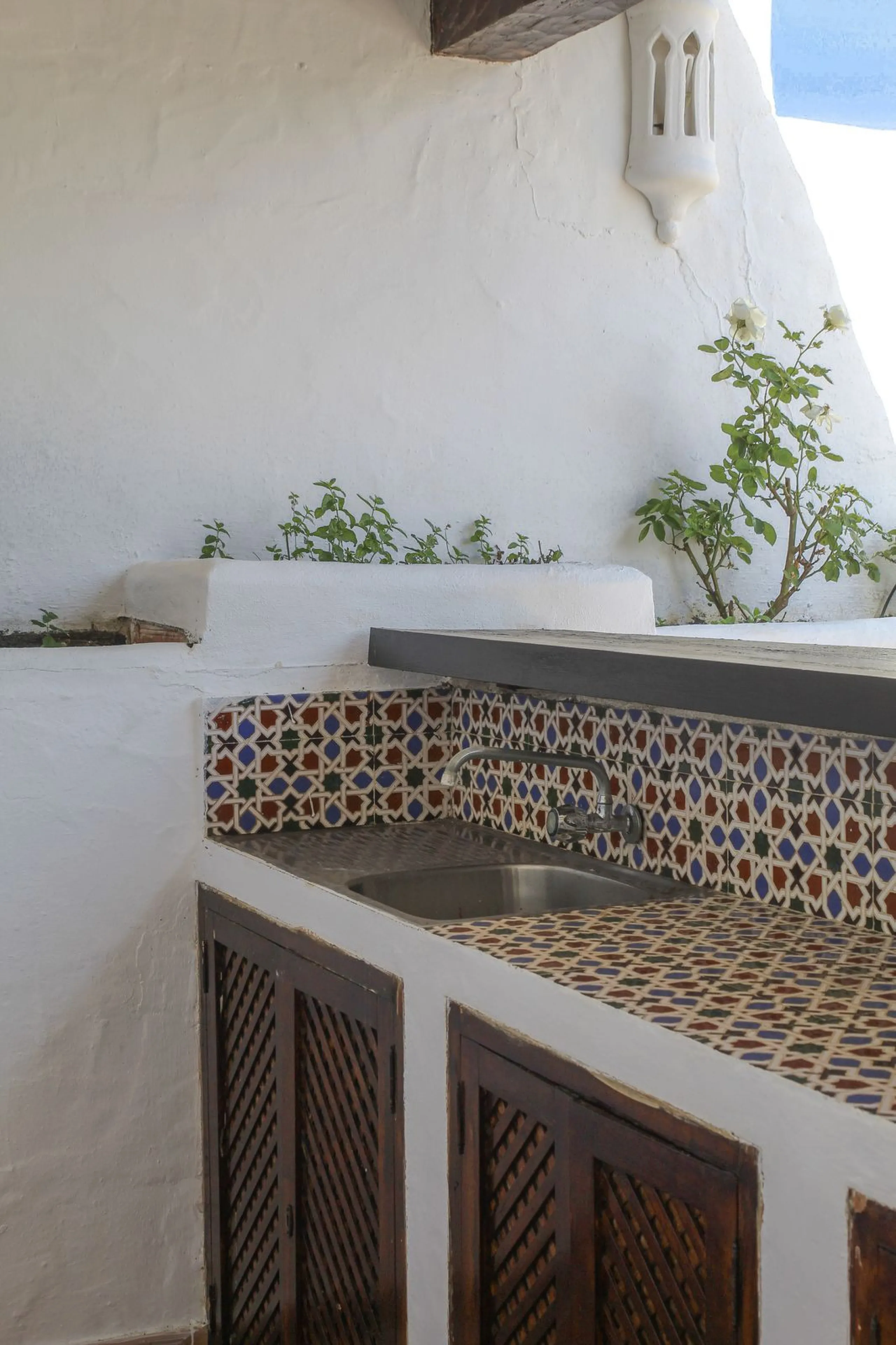 Very exclusive duplex penthouse, South facing, consisting in 3 bedrooms, 2 bathrooms, fully fitted kitchen and large lounge and dining area with access to a very nice terrace overlooking the fantastic gardens and pool area of the complex. On the upper flo