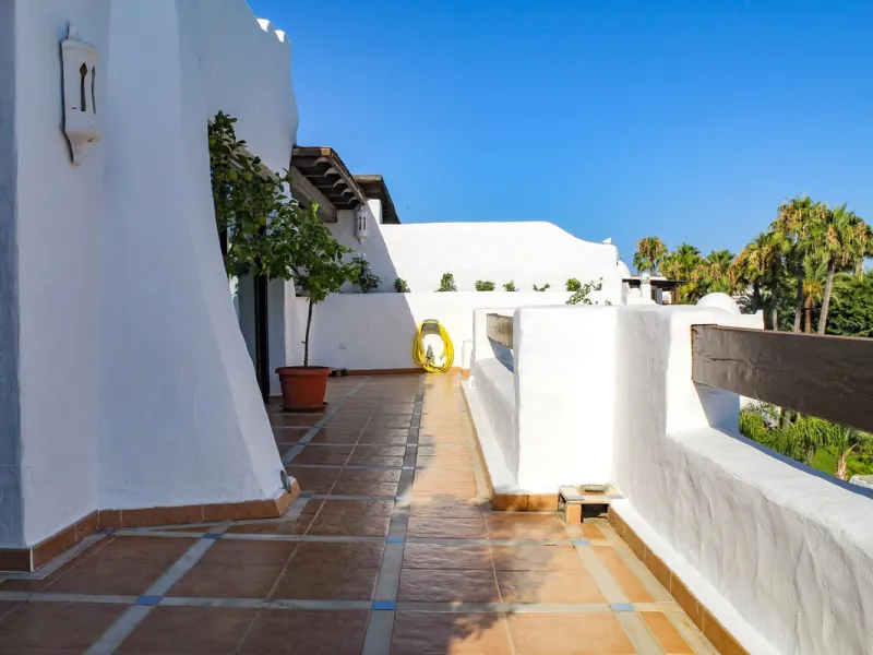 Very exclusive duplex penthouse, South facing, consisting in 3 bedrooms, 2 bathrooms, fully fitted kitchen and large lounge and dining area with access to a very nice terrace overlooking the fantastic gardens and pool area of the complex. On the upper flo