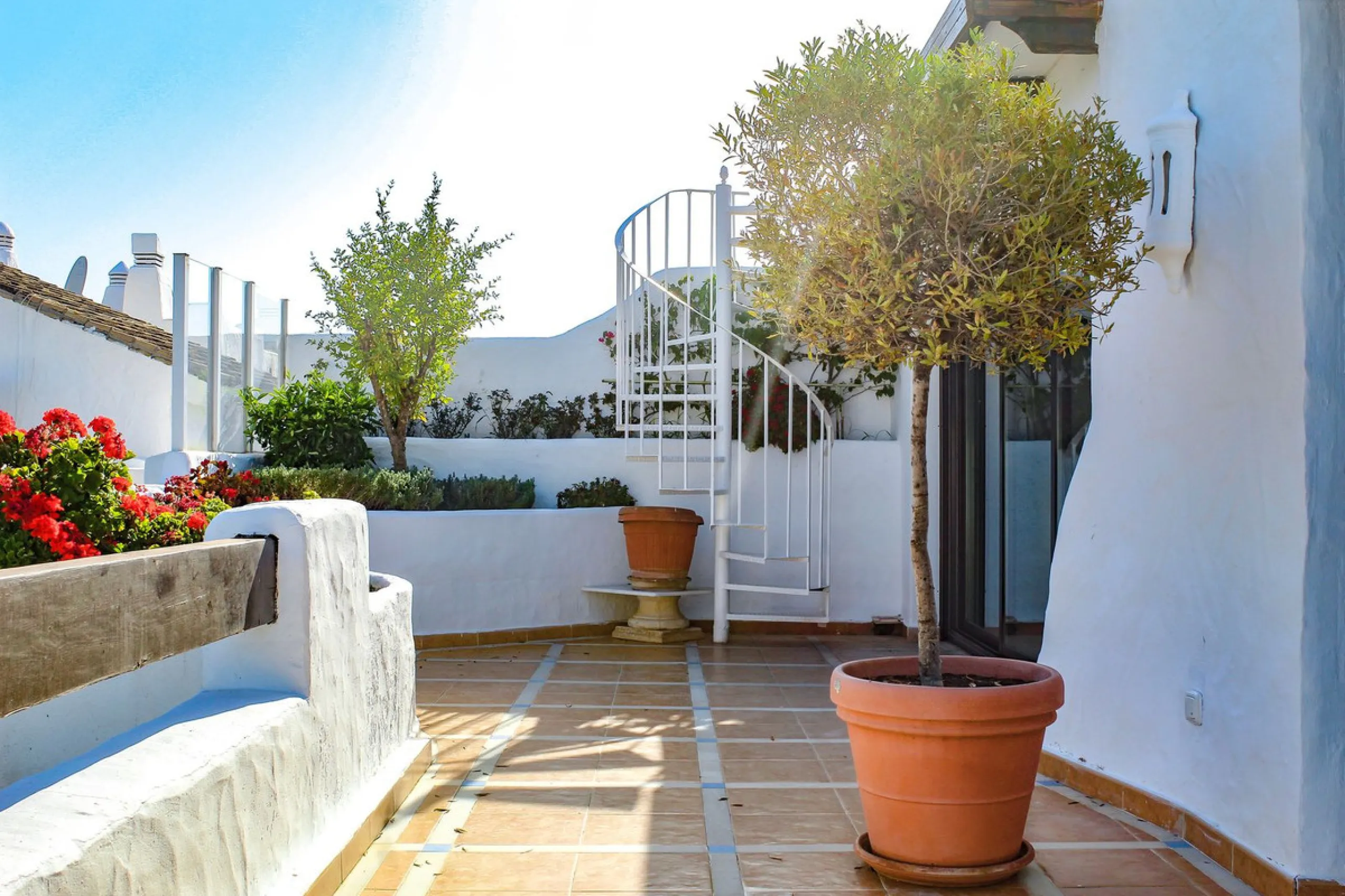 Very exclusive duplex penthouse, South facing, consisting in 3 bedrooms, 2 bathrooms, fully fitted kitchen and large lounge and dining area with access to a very nice terrace overlooking the fantastic gardens and pool area of the complex. On the upper flo